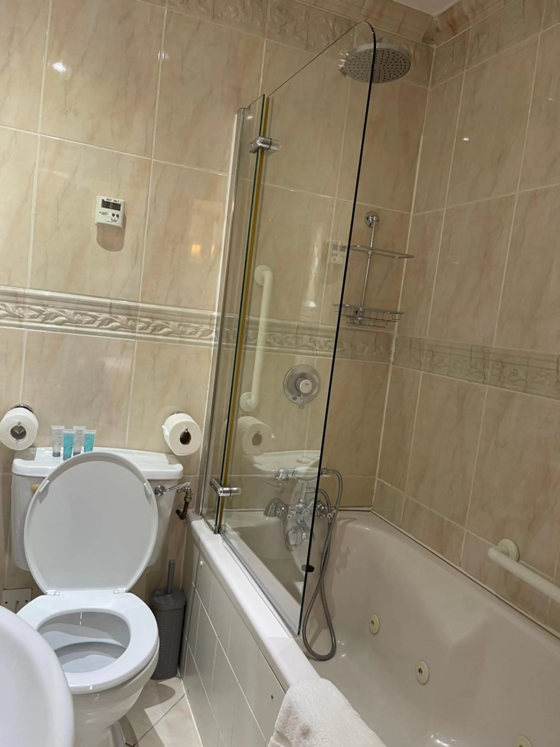 Bathroom in Roxford Lodge Hotel