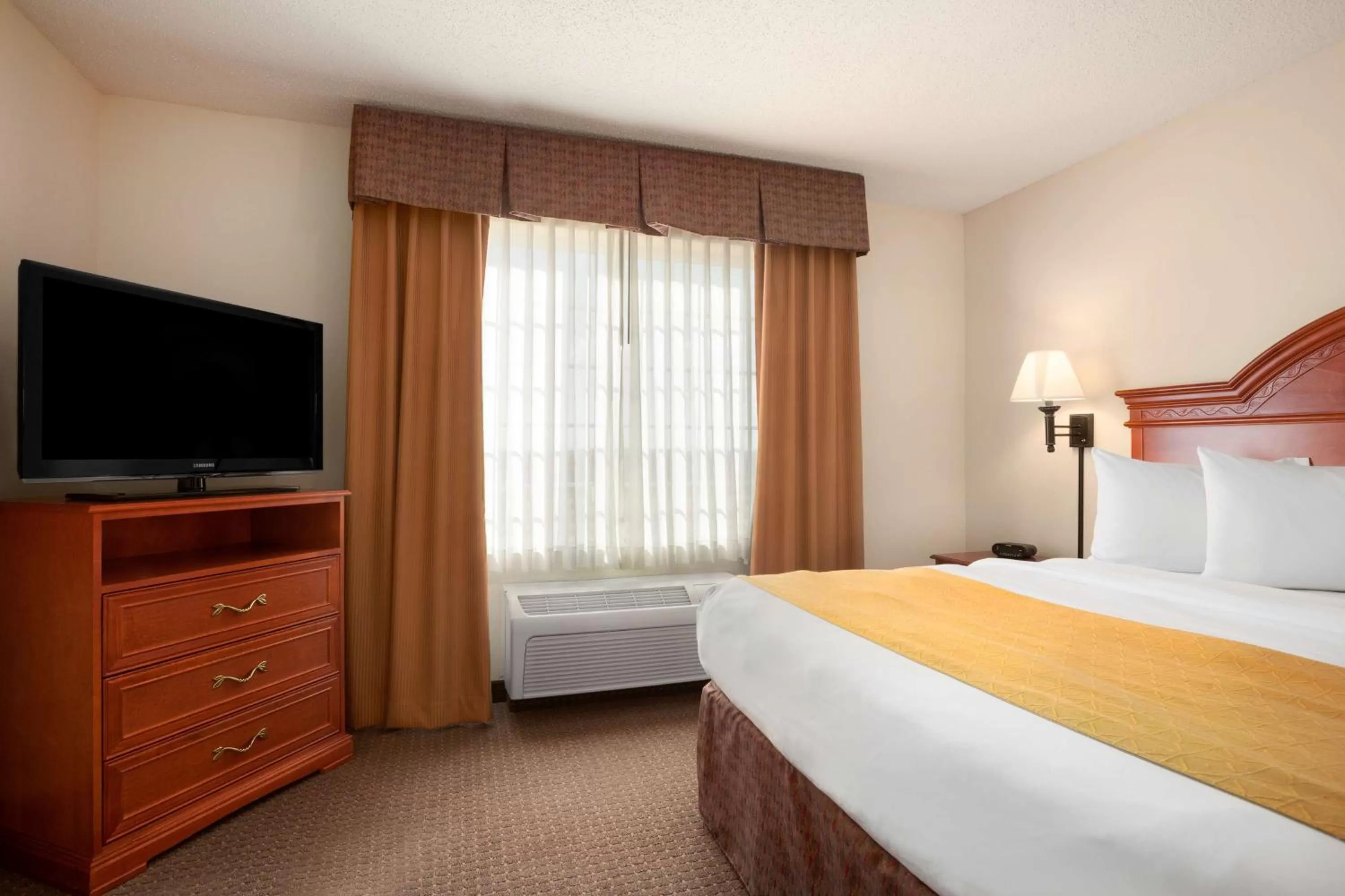 Photo of the whole room, Bed in Country Inn & Suites by Radisson, Northwood, IA