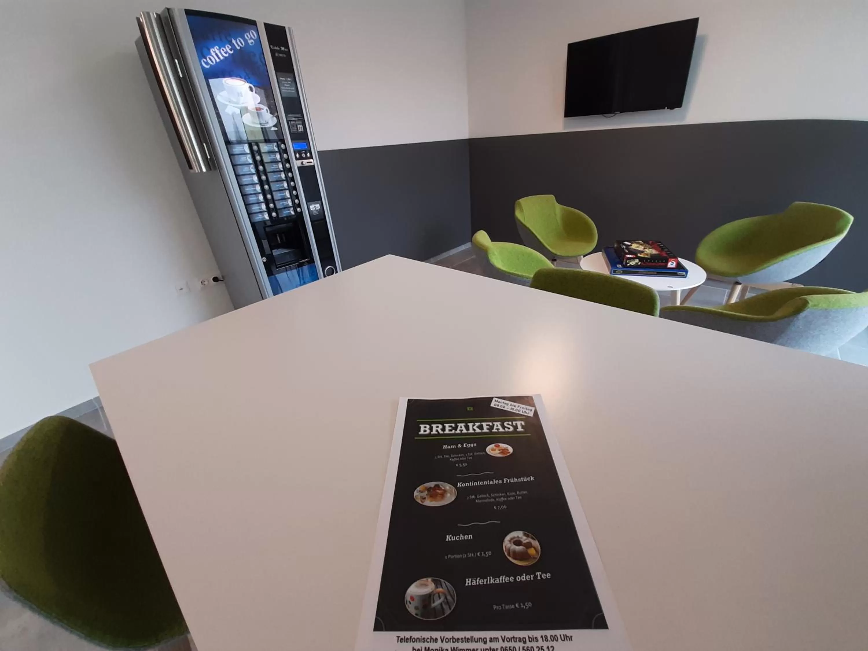 Communal lounge/ TV room in Office Base Bad Vöslau MOTEL