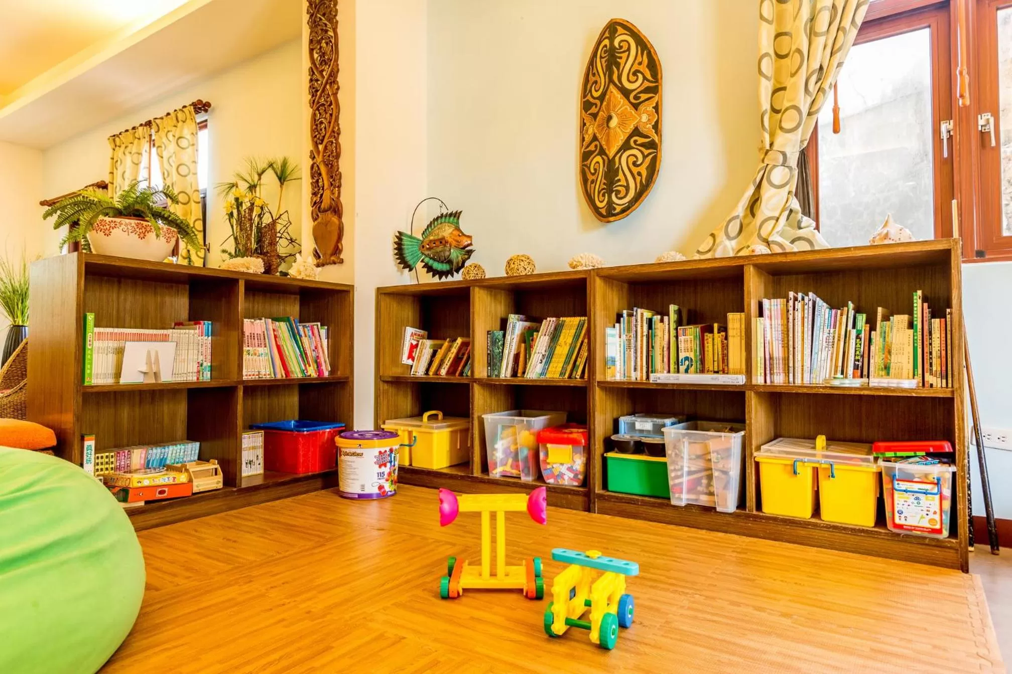 Communal lounge/ TV room in Beachcastle & Sea View Villa