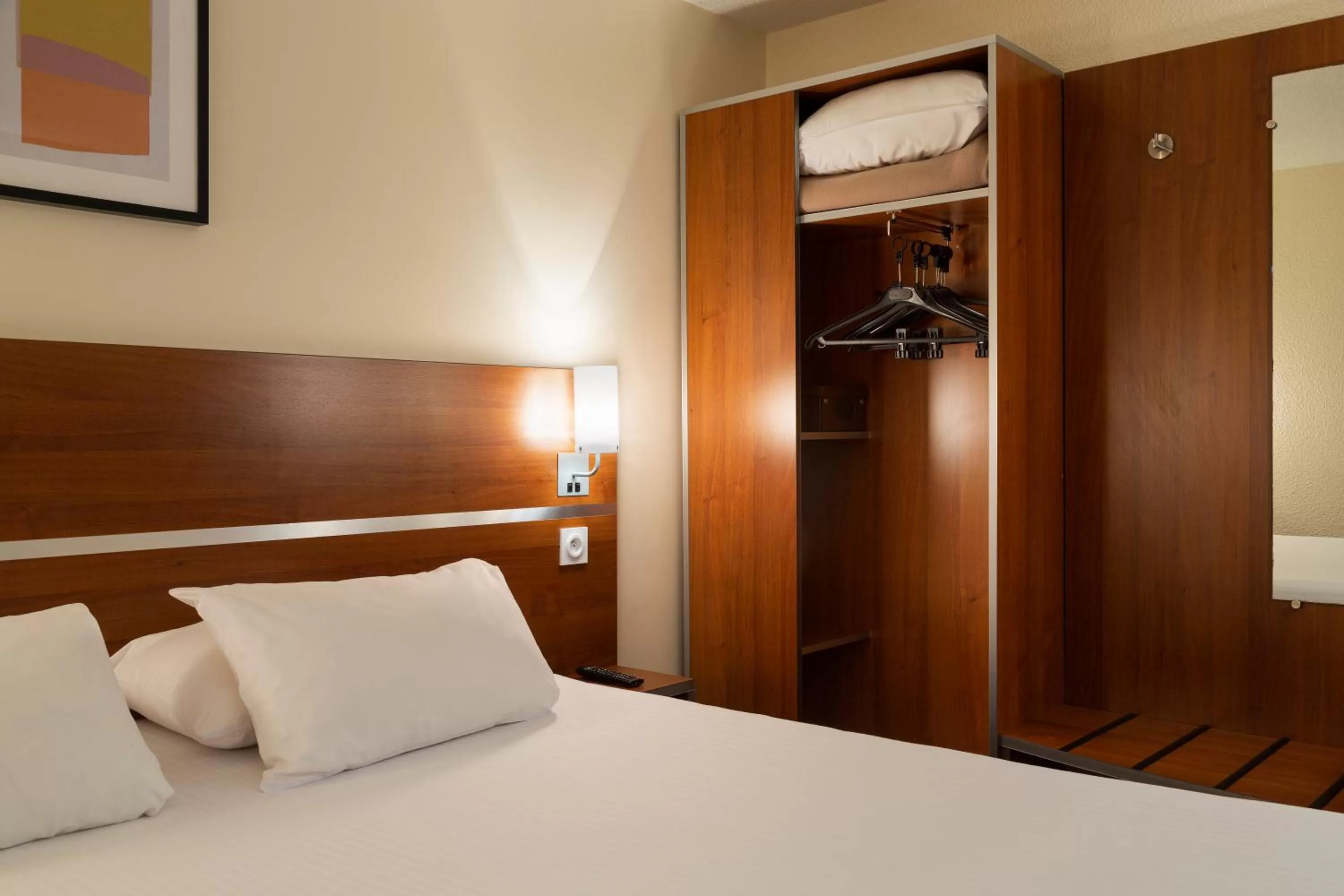 Bed in Comfort Hotel Aeroport Lyon St Exupery