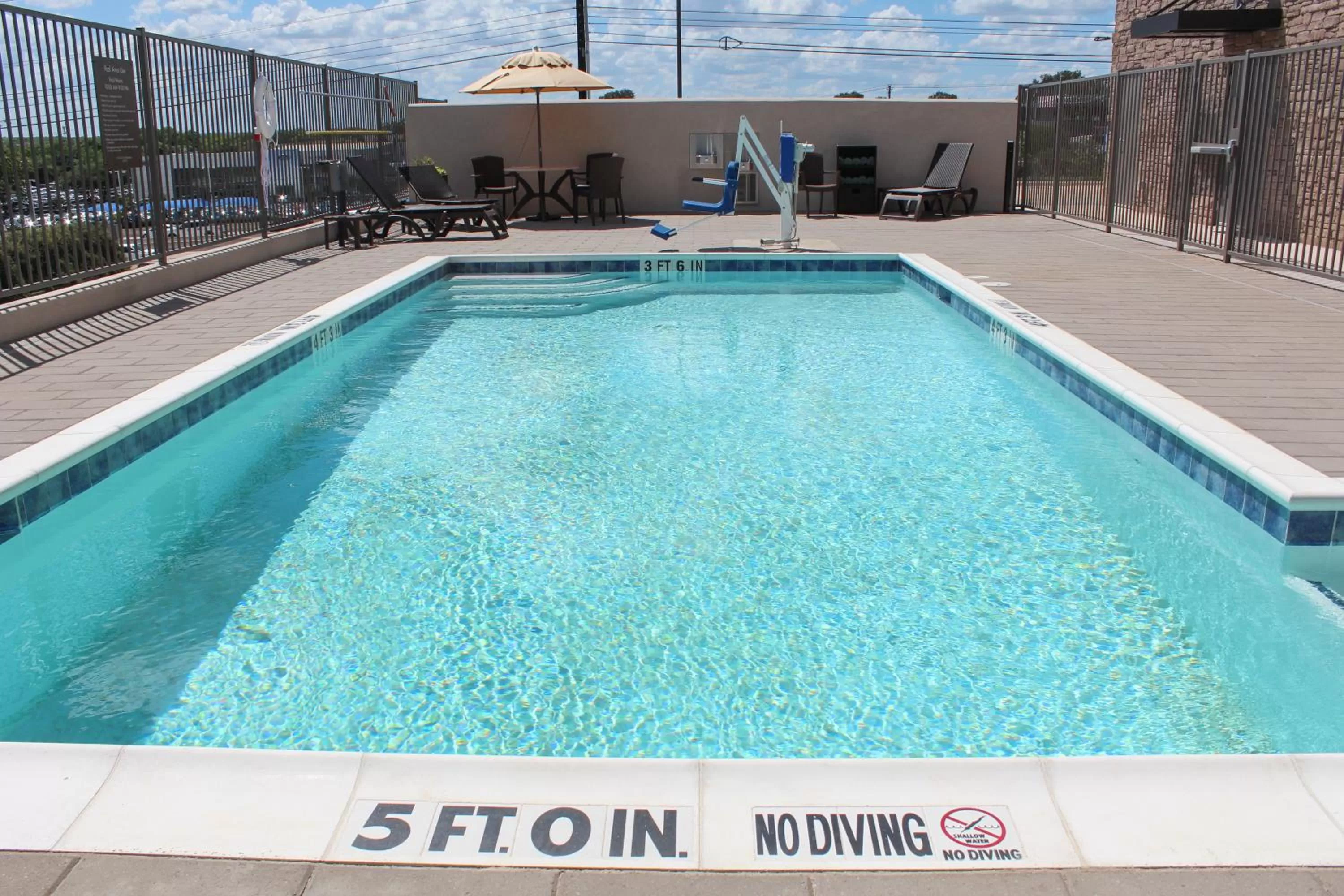 Swimming pool in Comfort Suites - South Austin