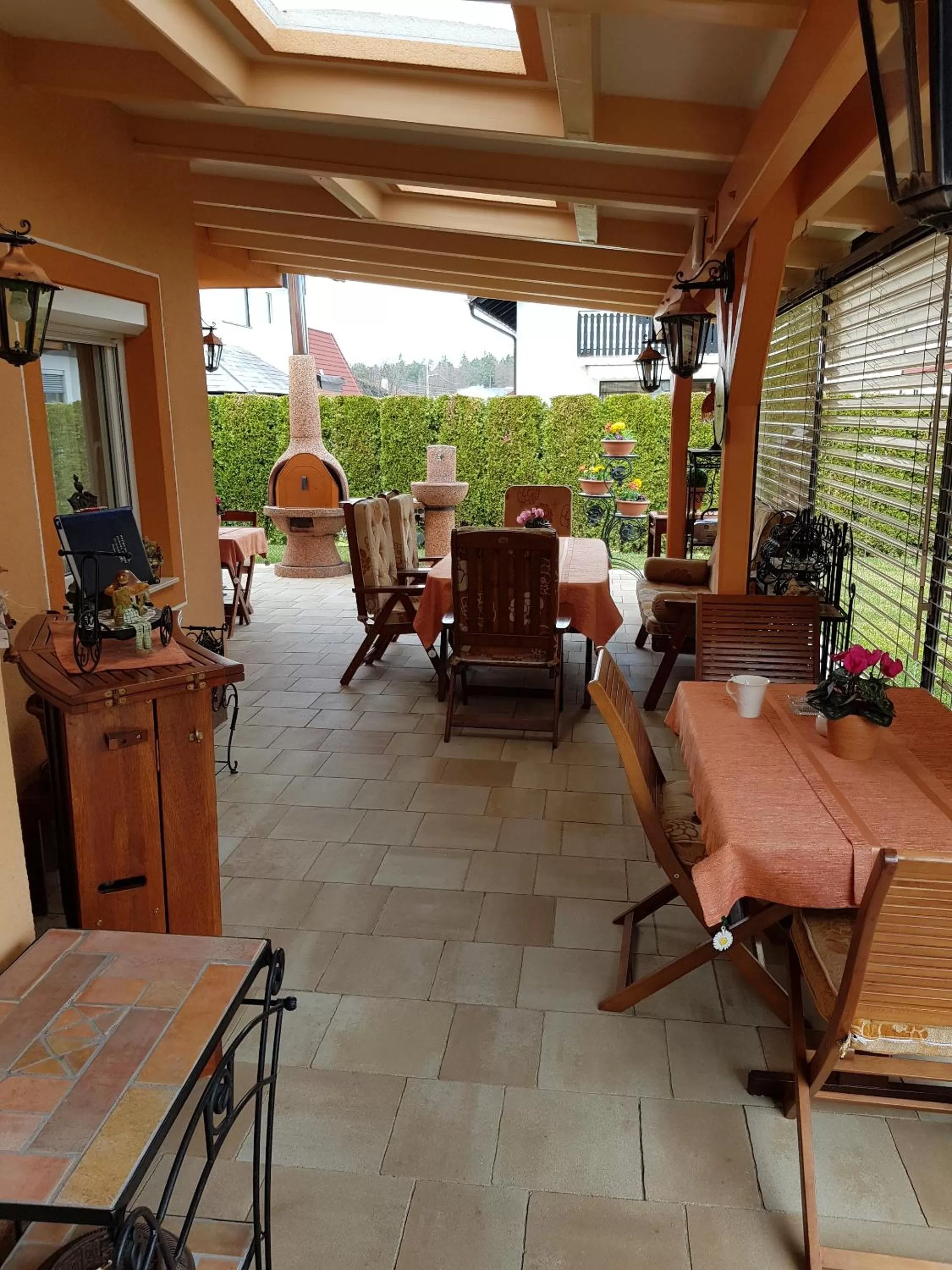 Restaurant/Places to Eat in Rooms Beros