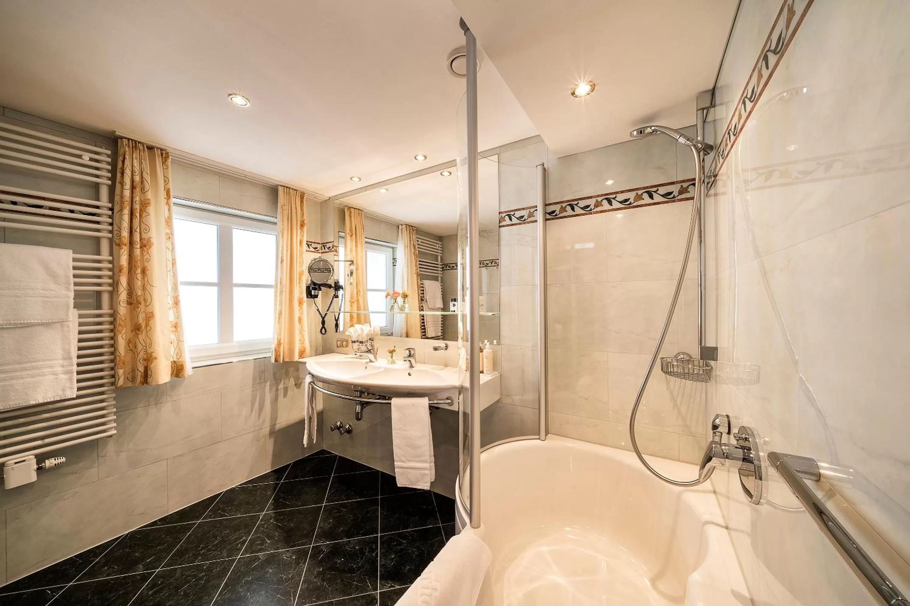 Bathroom in Hotel Tannbergerhof im Zentrum von Lech