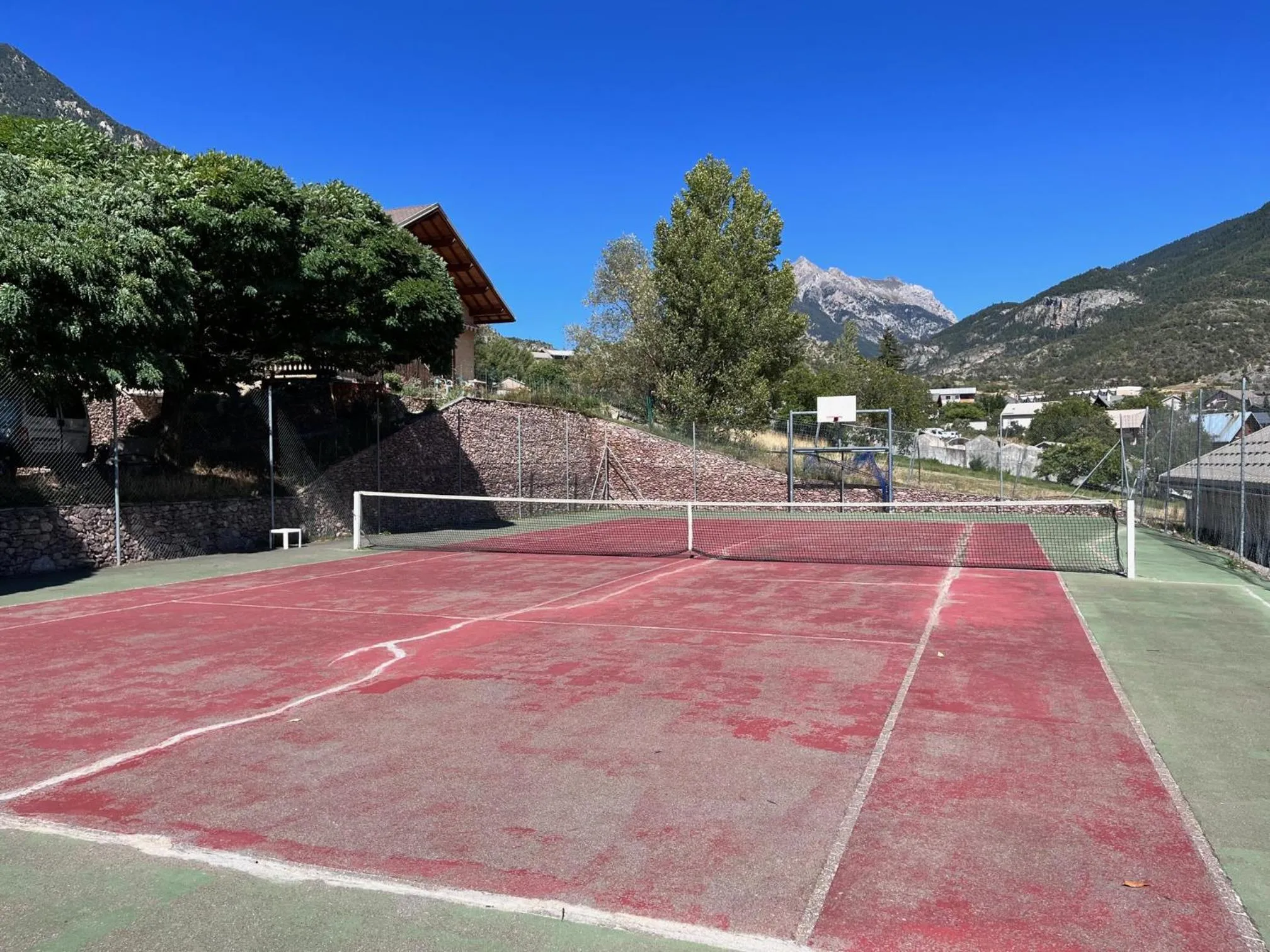 Tennis court in Le Catinat Fleuri