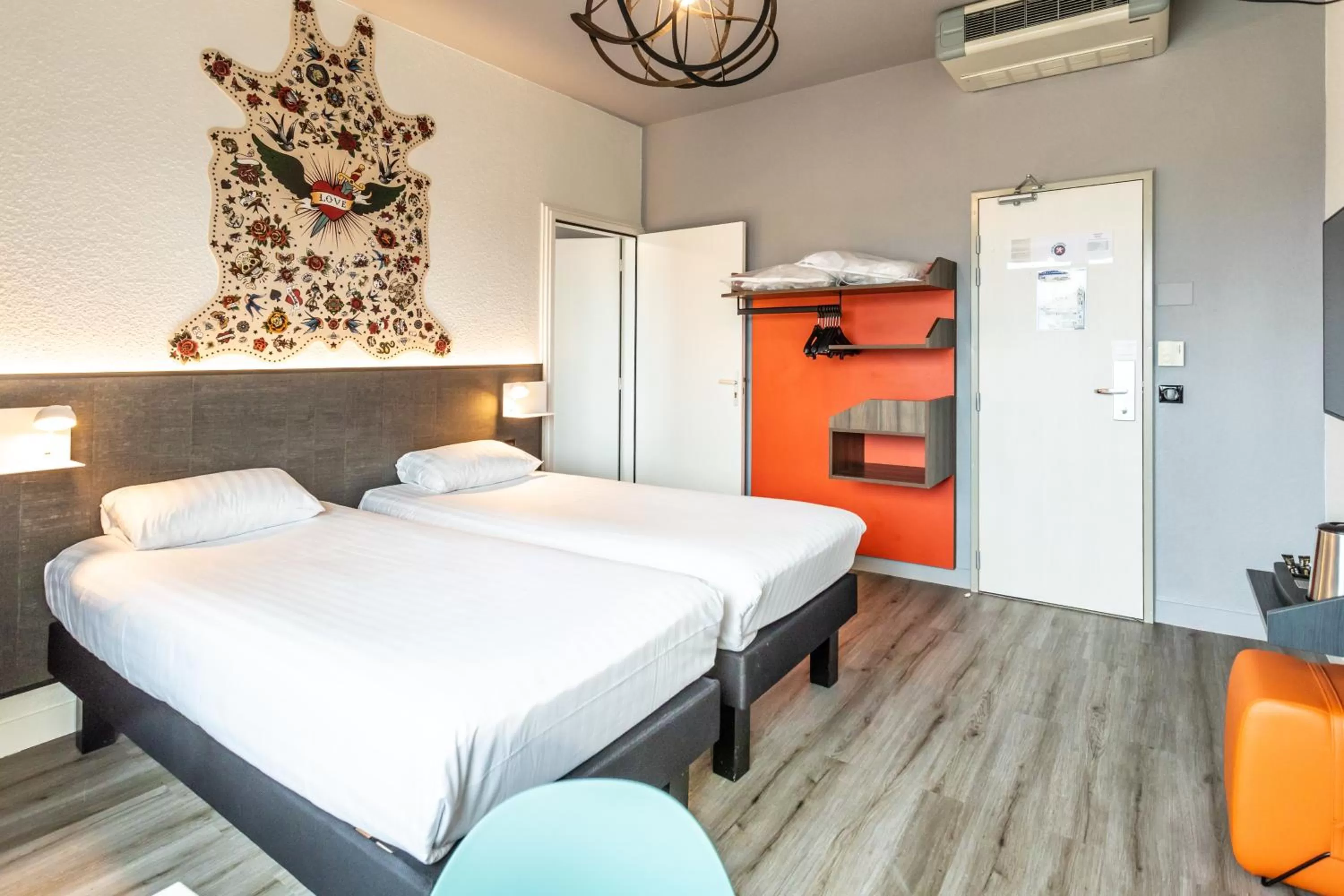 Bed in Hôtel The Originals City Le Berry - proche centre-ville - Gare - parking - recharge véhicule