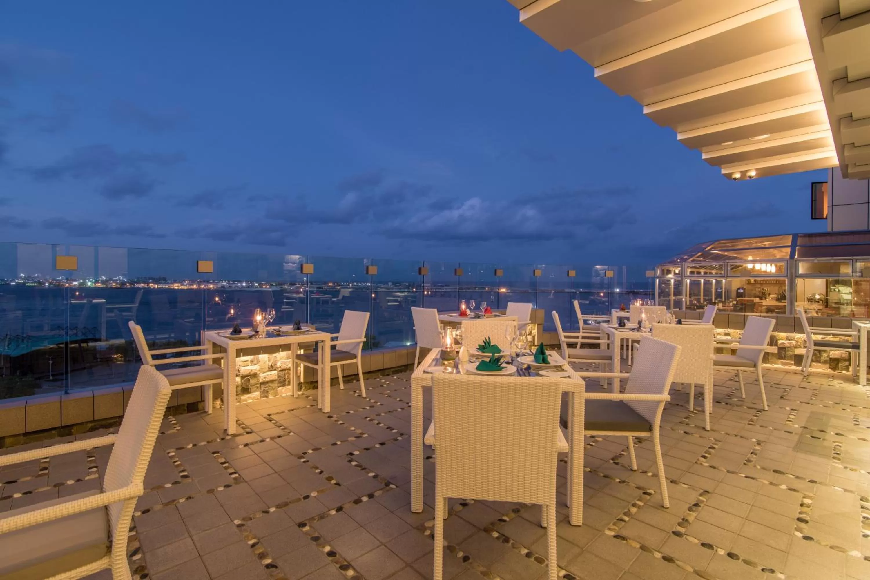 Restaurant/places to eat in Samann Grand