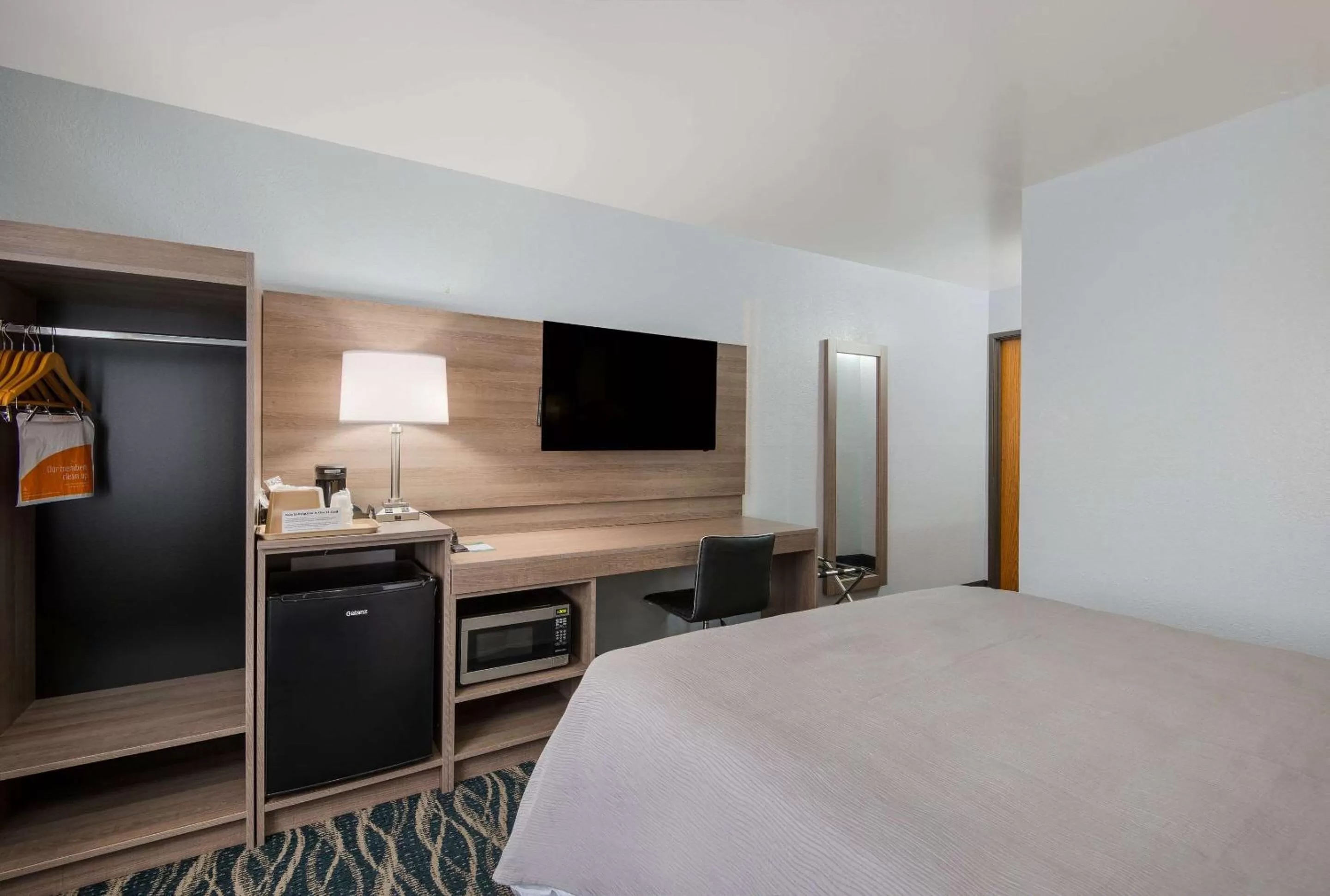 Bedroom, TV/Entertainment Center in Super 8 by Wyndham Oneida Verona