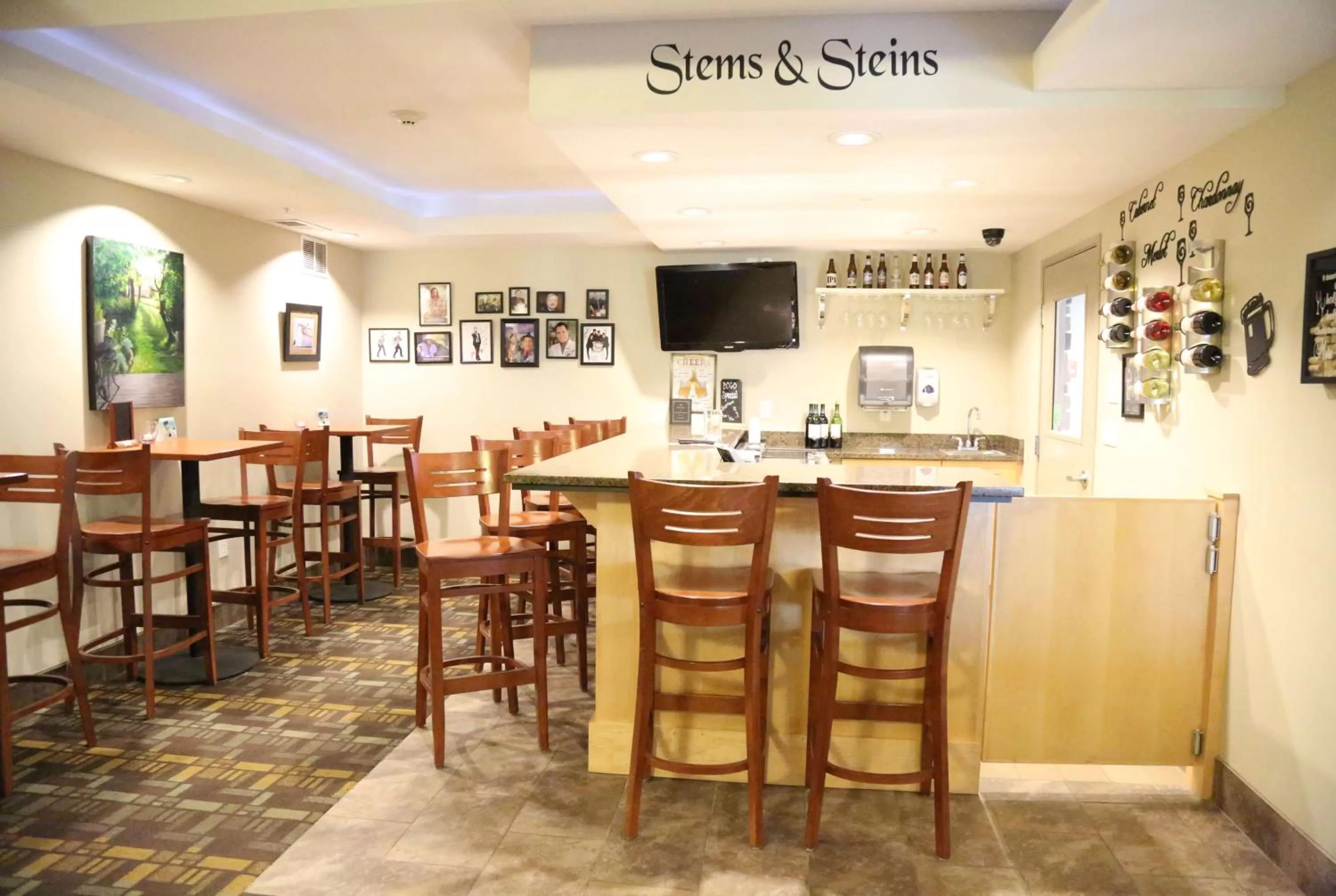 Lounge or bar in AmericInn by Wyndham Fairfield