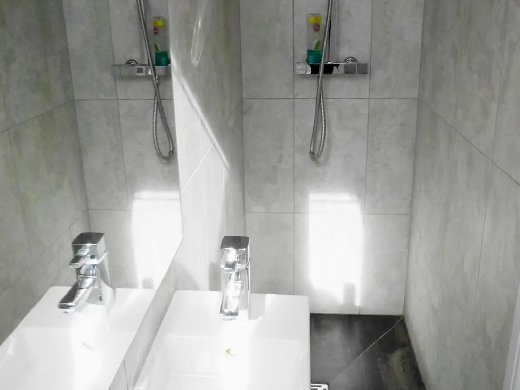 Bathroom in Kew Studios and Rooms