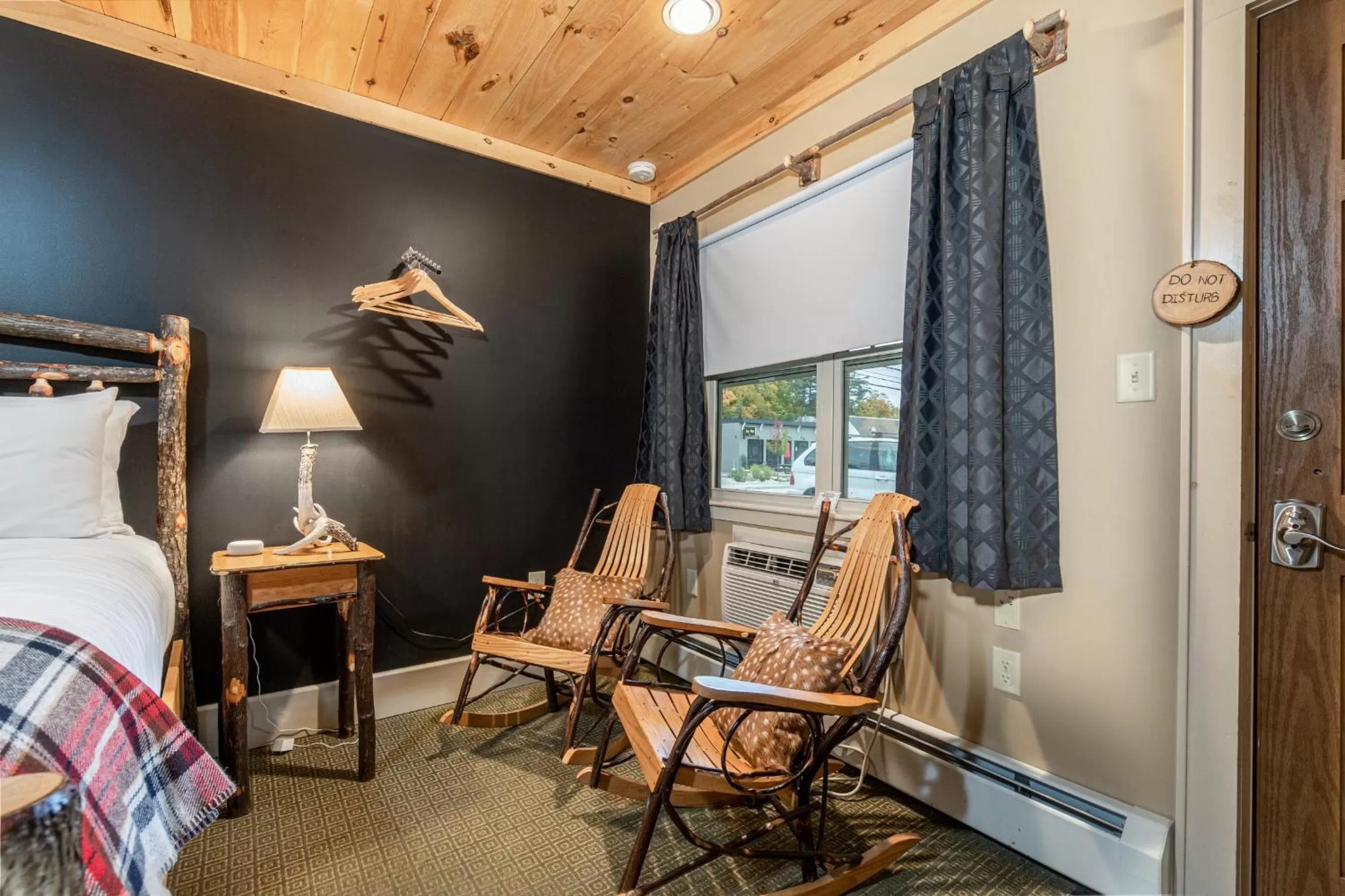 King Room in The Alpine Lodge