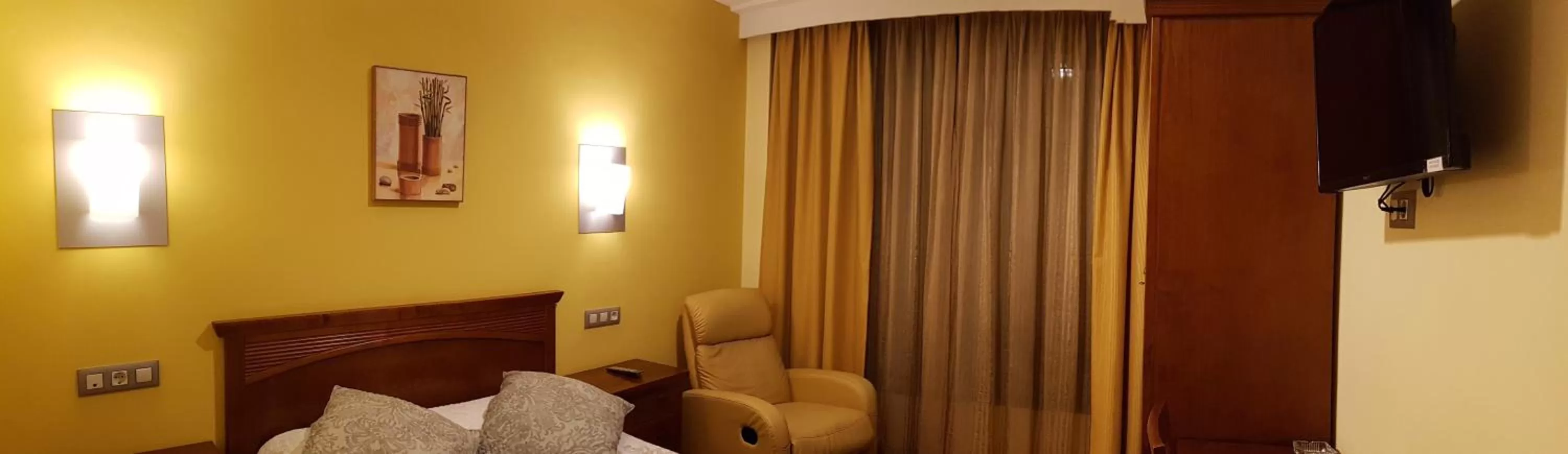 TV and multimedia in Hotel Reina Isabel