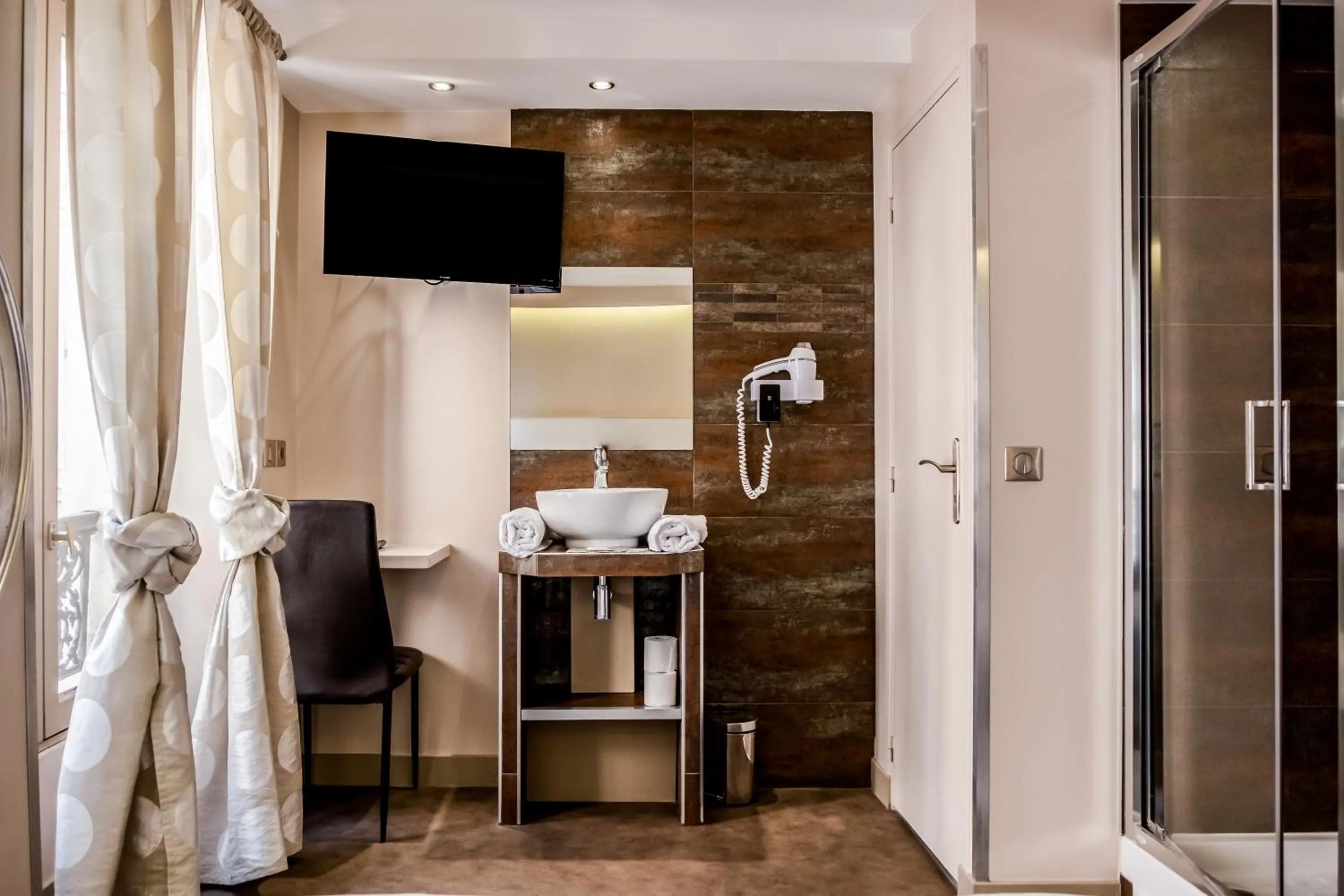 Bathroom in Hotel Nation Montmartre