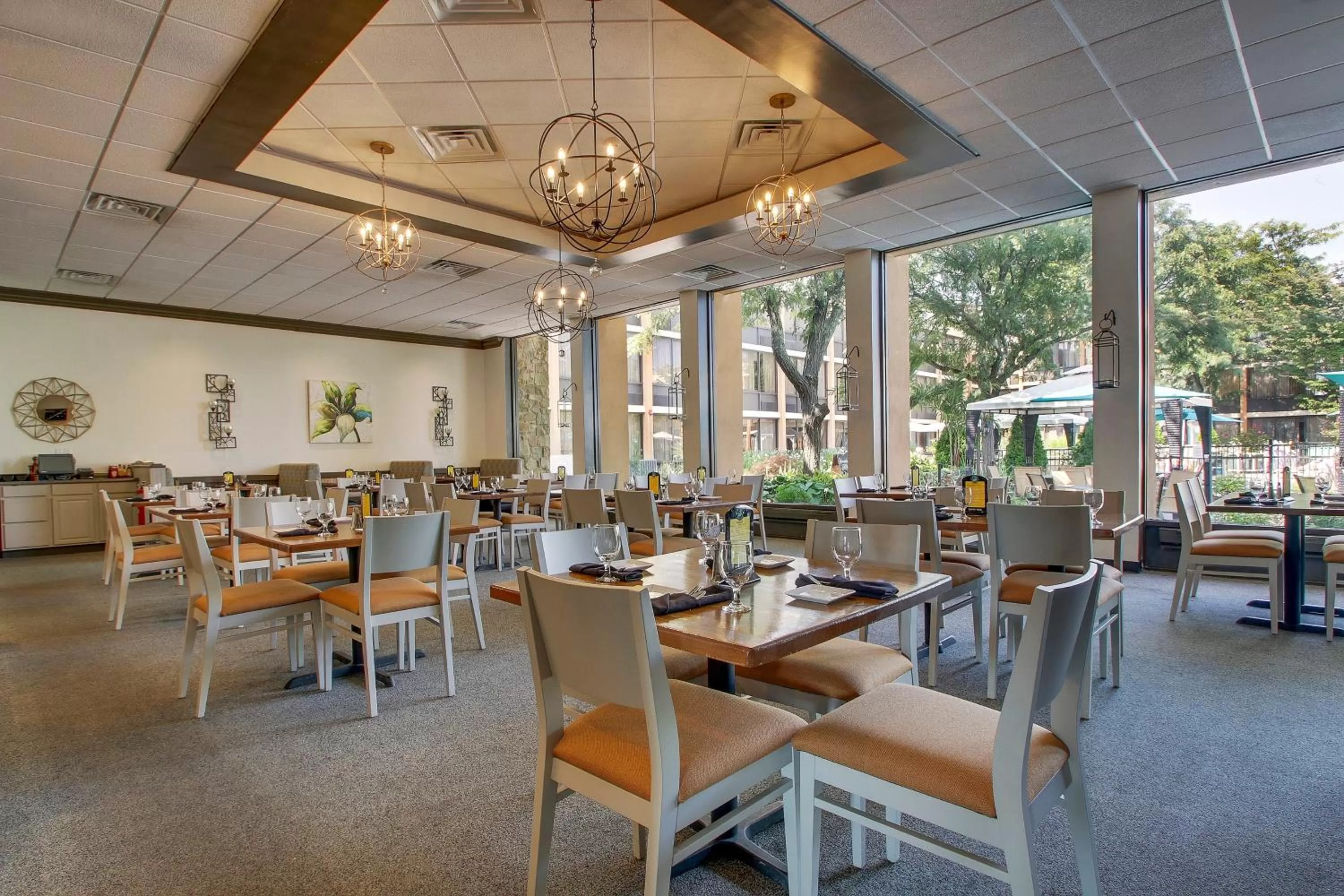 Restaurant/places to eat in Holiday Inn Westbury-Long Island by IHG