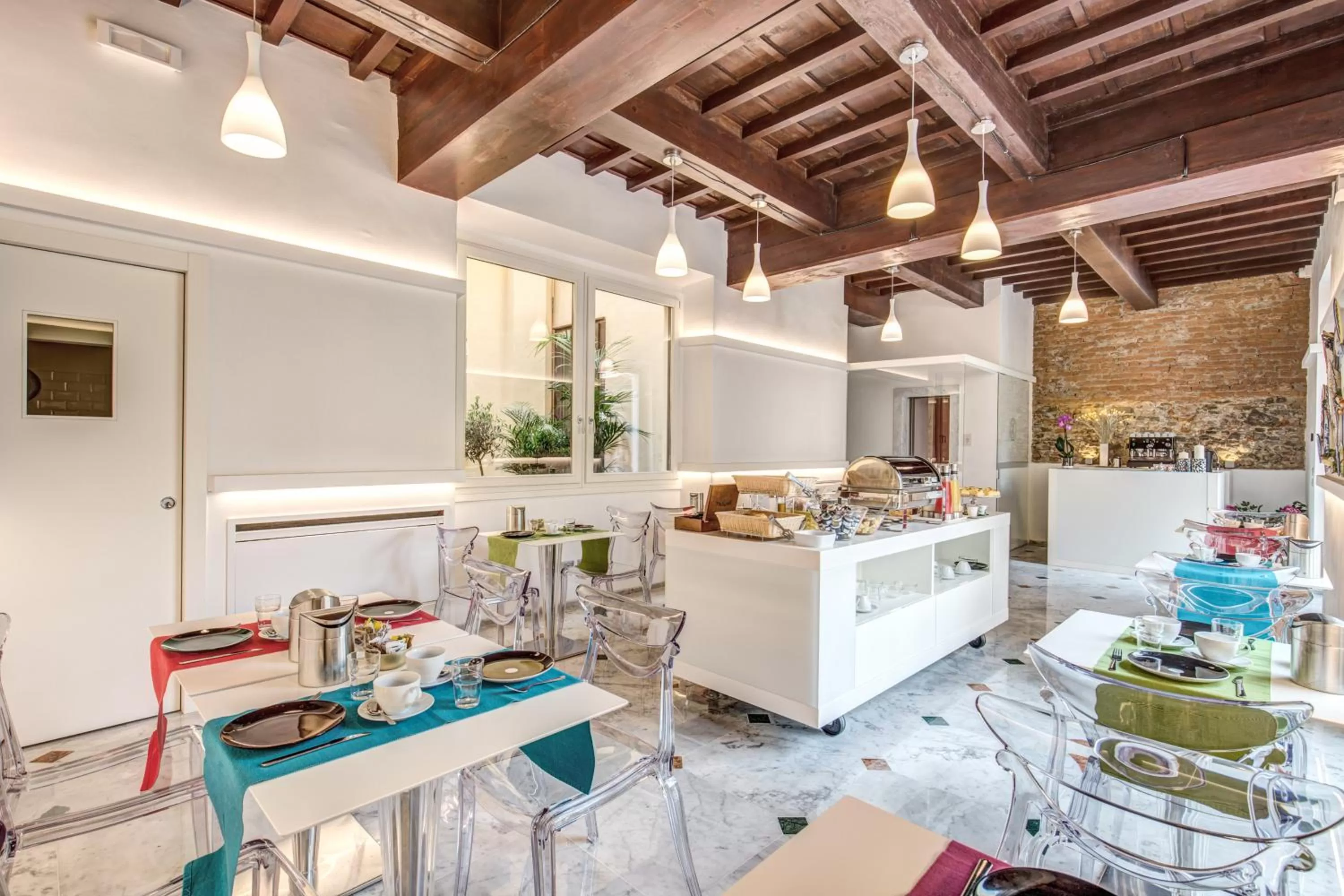 Restaurant/places to eat in Hotel Boston