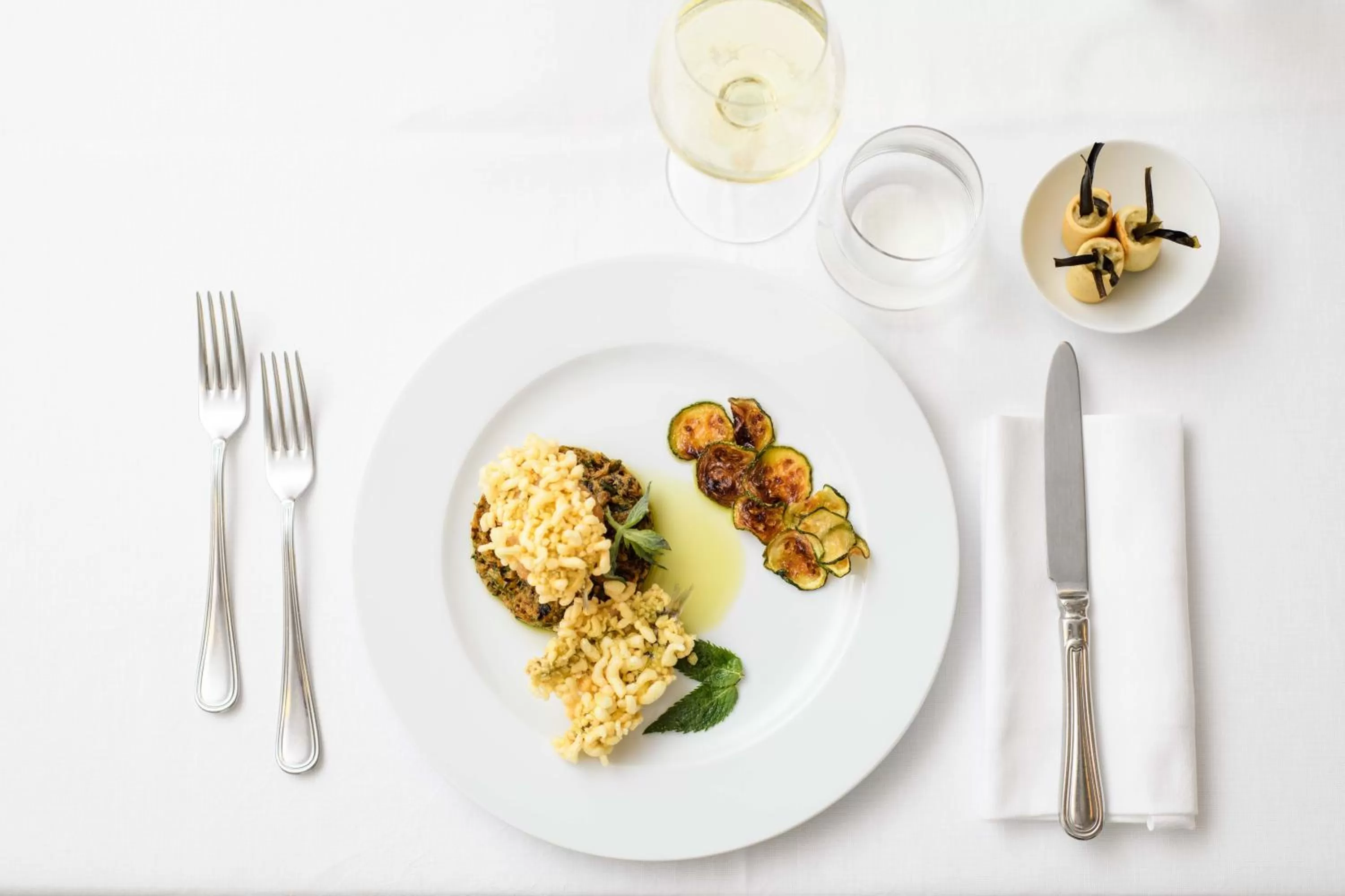 Restaurant/places to eat in Hotel Palace