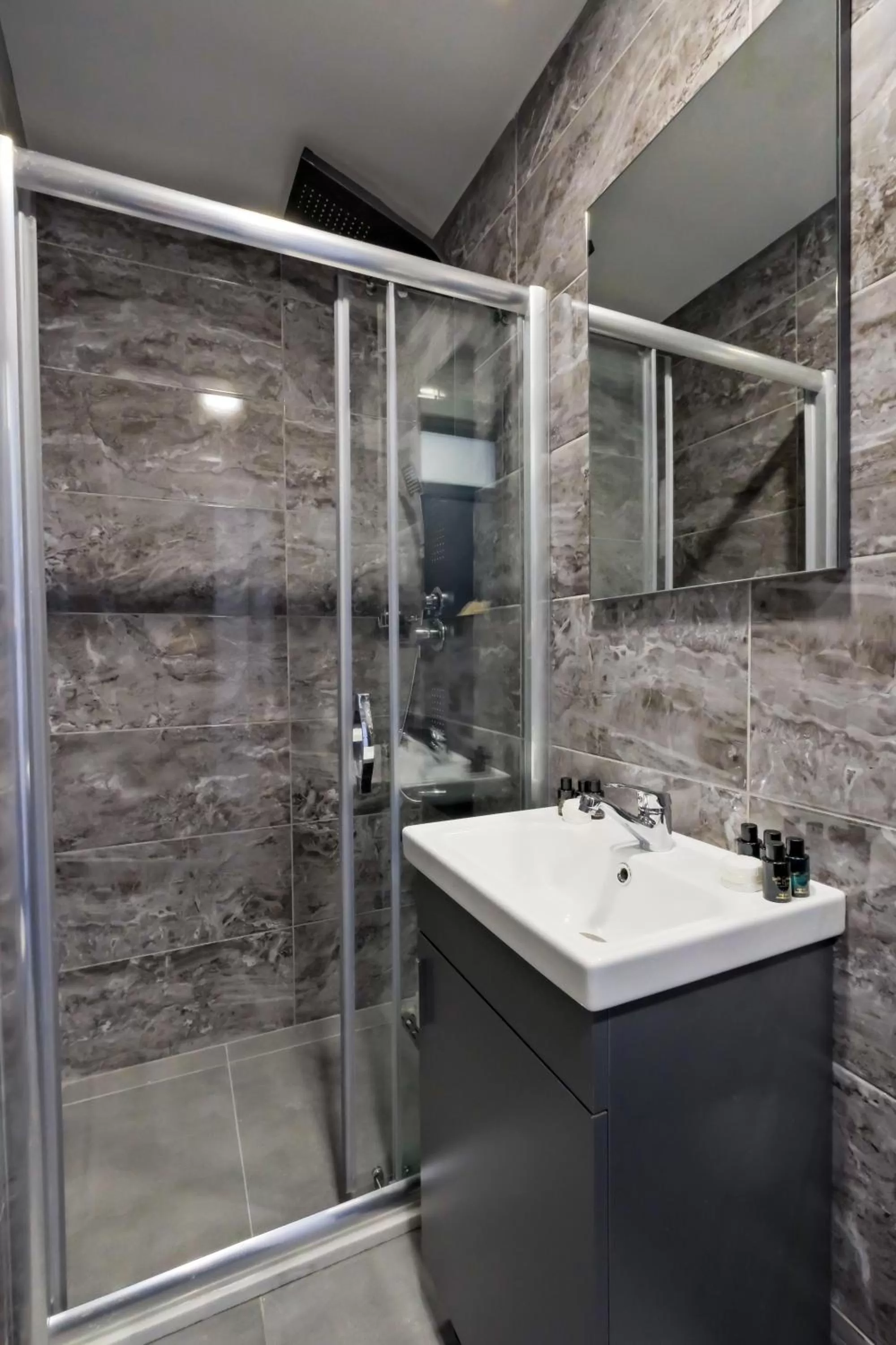 Shower in The Queen Hotel