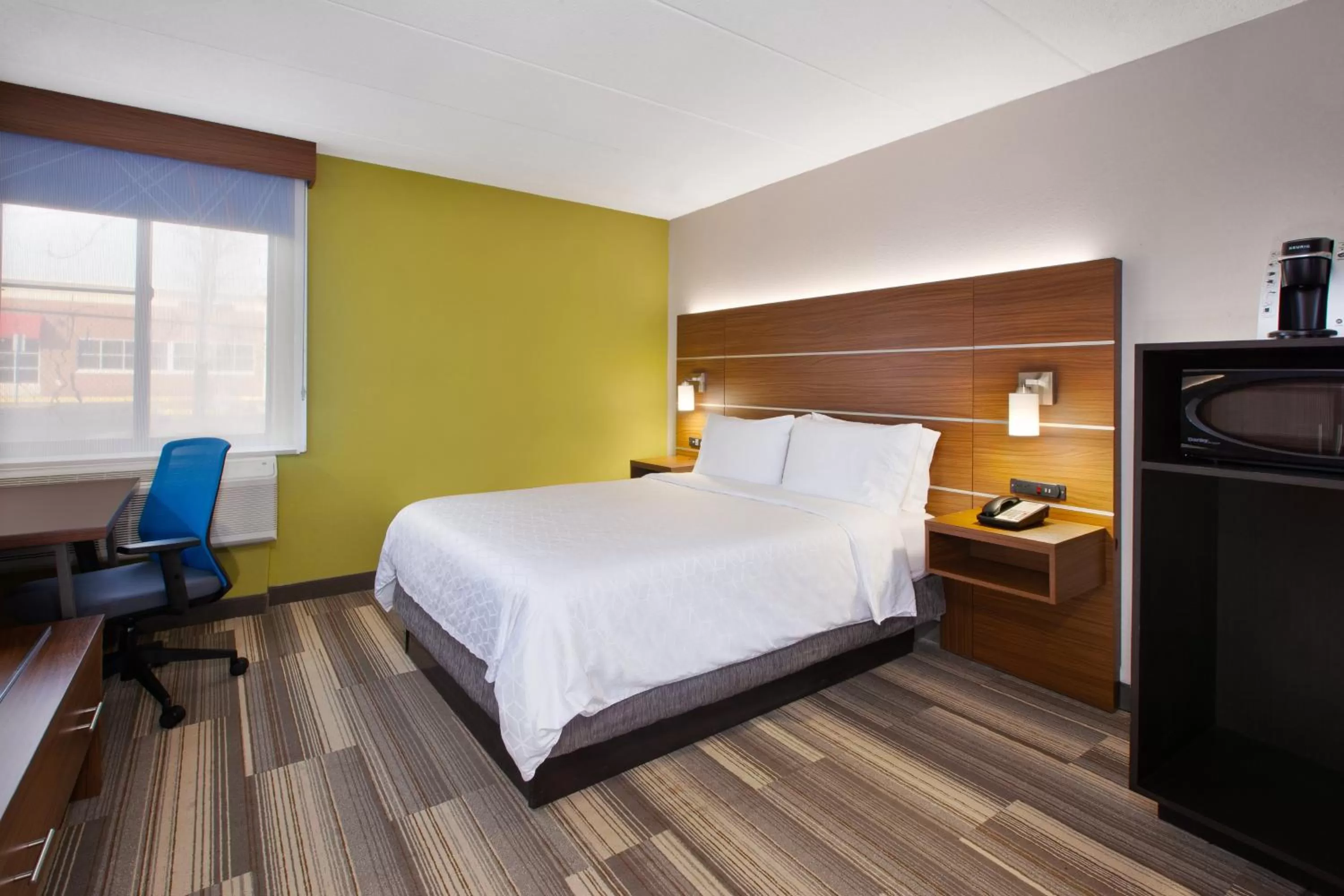 Photo of the whole room, Bed in Holiday Inn Express Fairfax-Arlington Boulevard by IHG