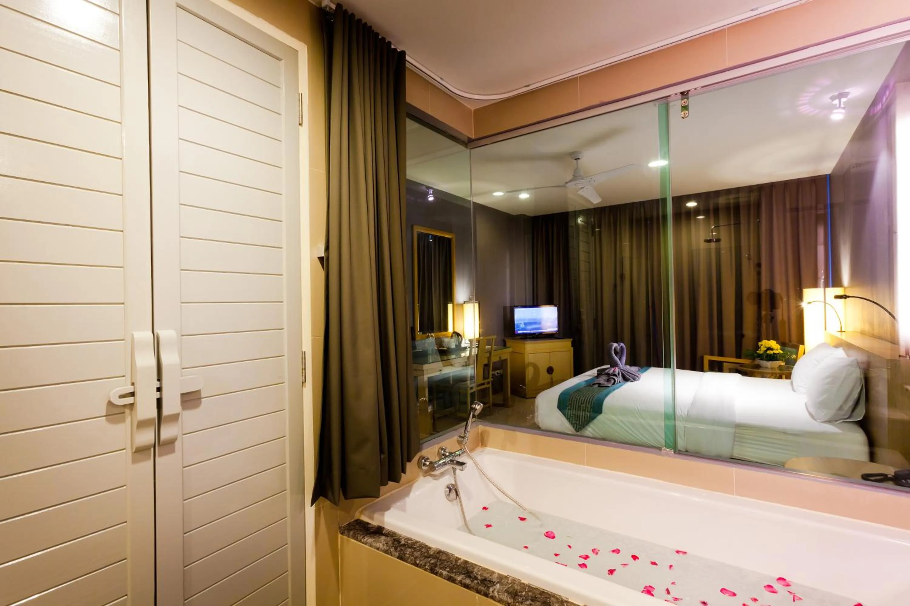 Bathroom, Bed in Ramaburin Resort Patong - SHA Extra Plus
