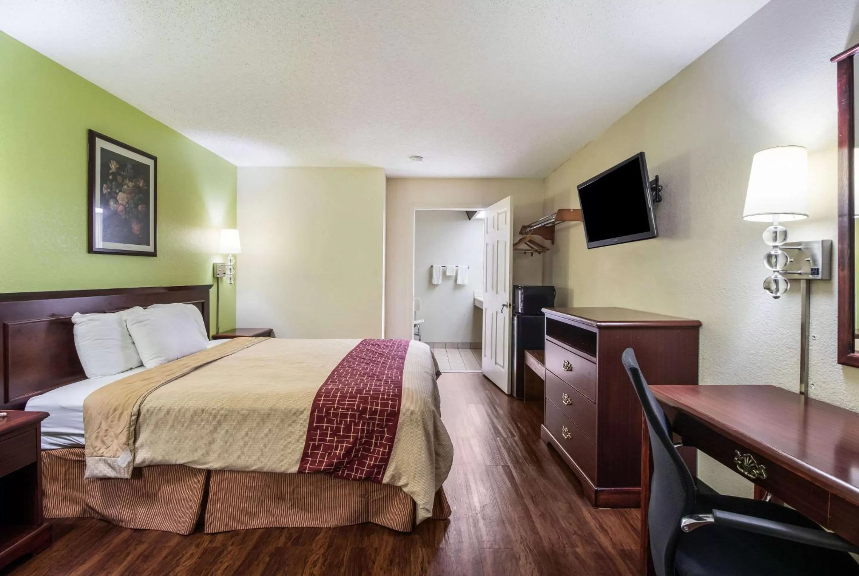Photo of the whole room, Bed in Rodeway Inn Bolivar