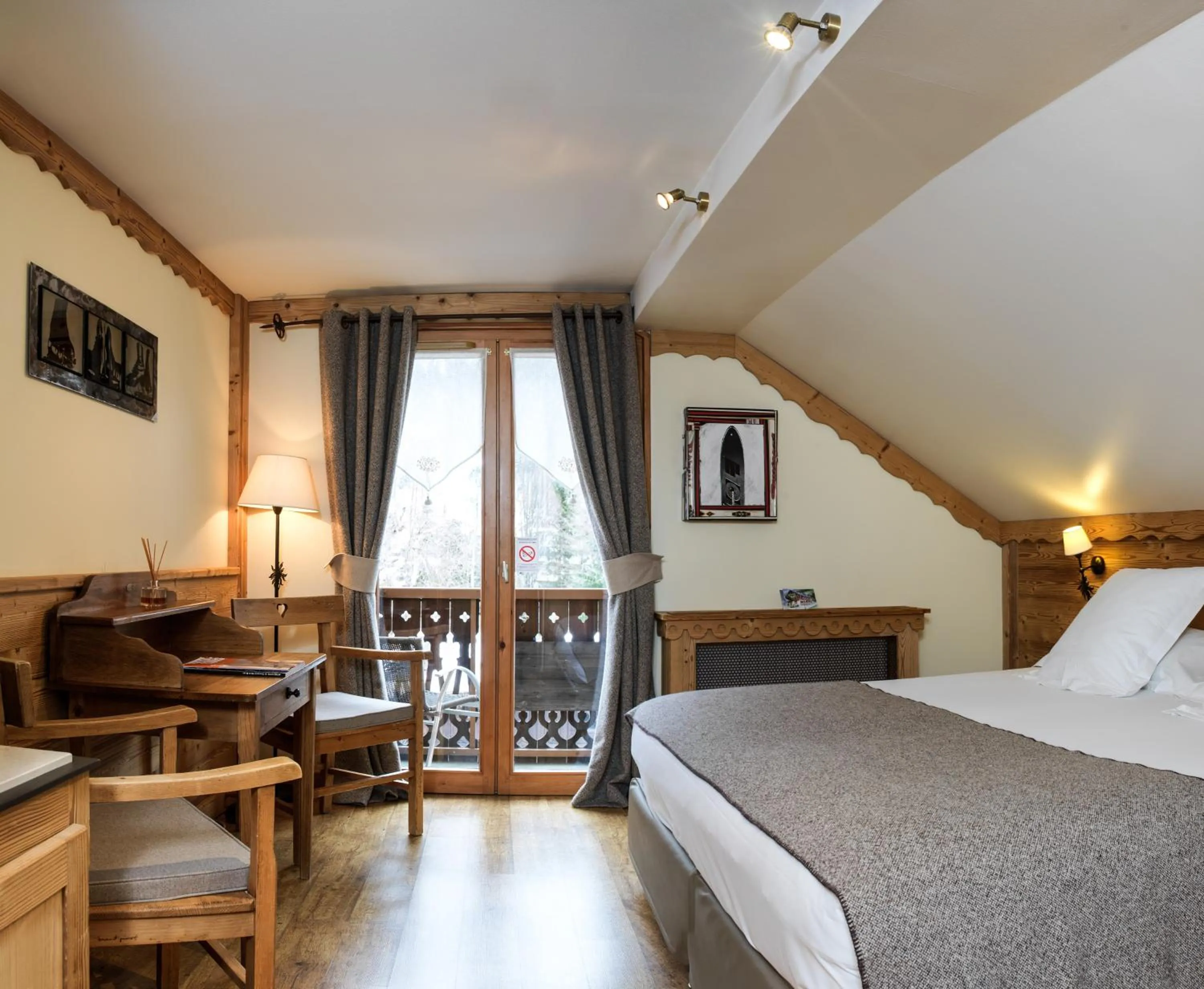 Photo of the whole room, Bed in Auberge du Manoir
