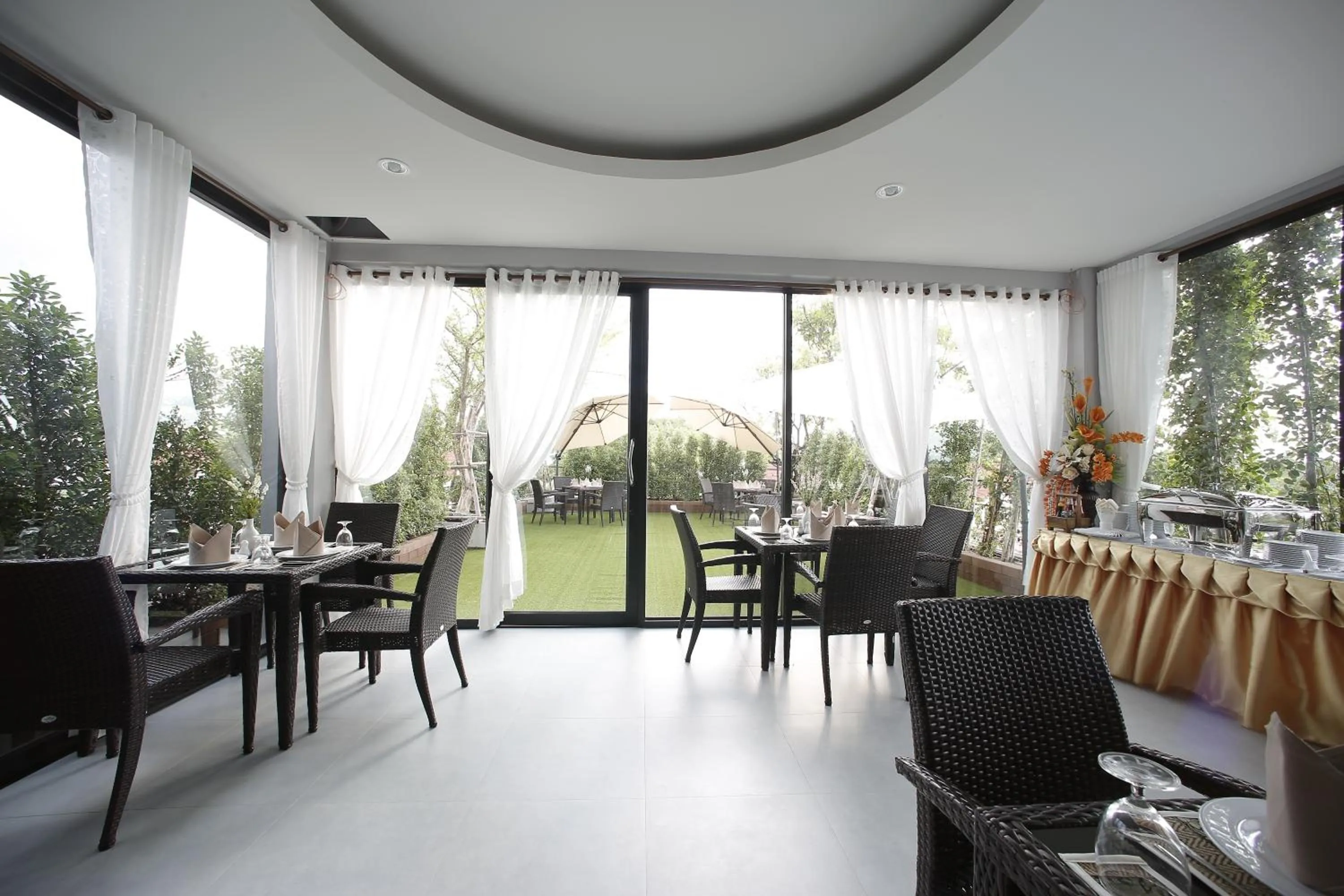 Restaurant/places to eat in D11 Hotel