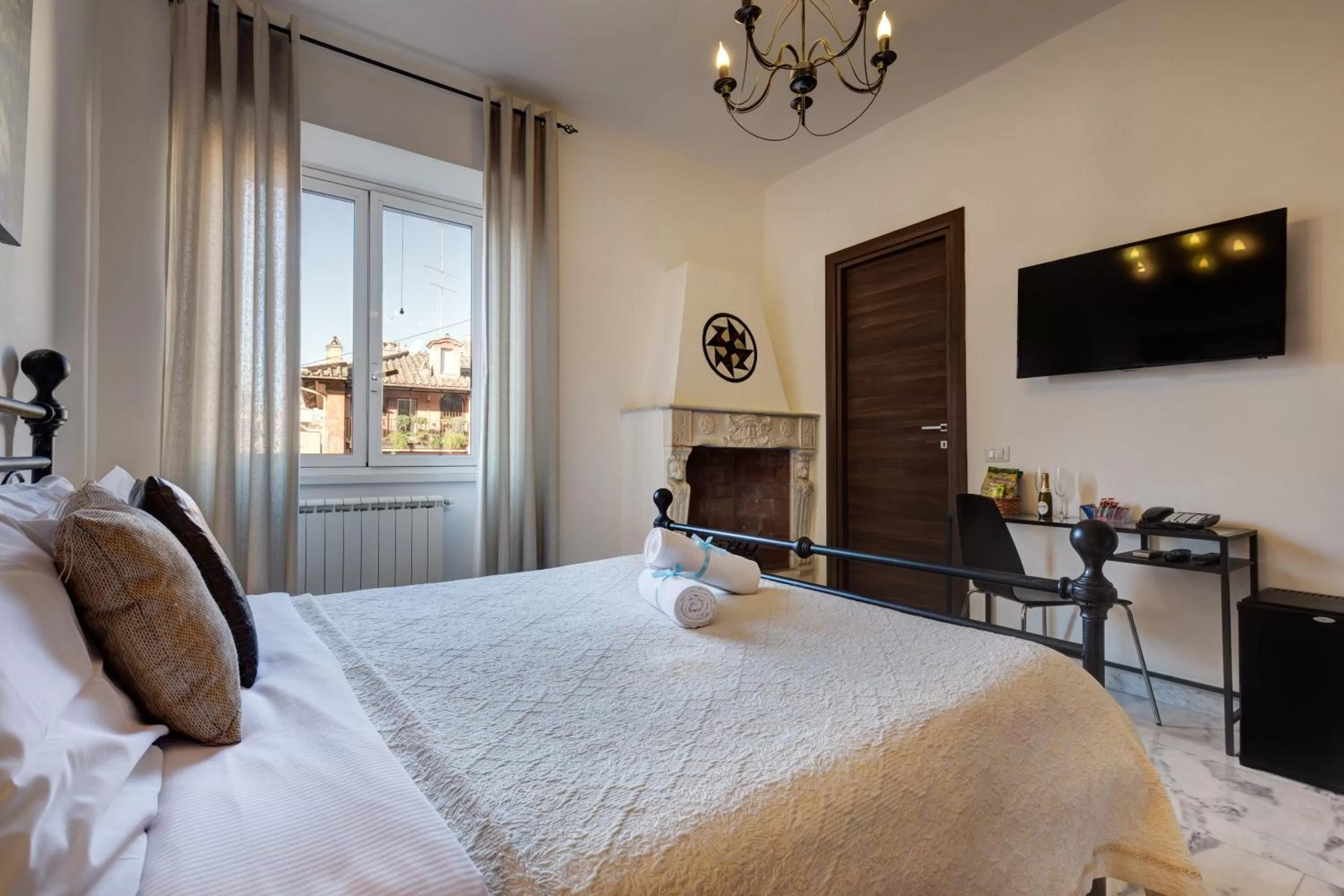 TV and multimedia, Bed in Little Rhome Suites