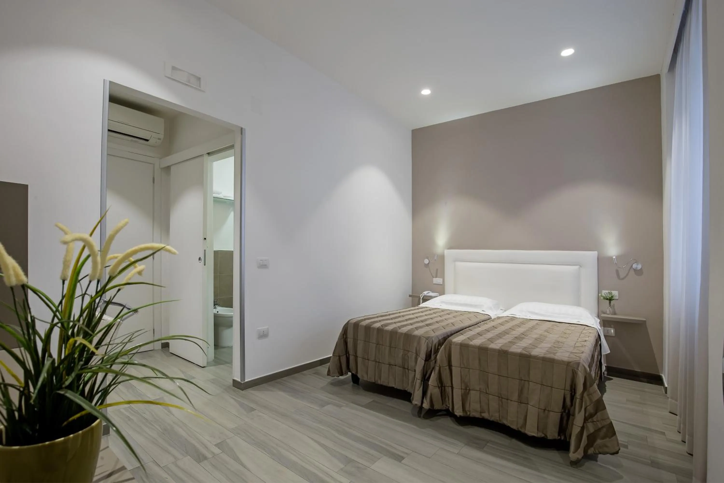 Photo of the whole room, Bed in Hotel Bruman Salerno