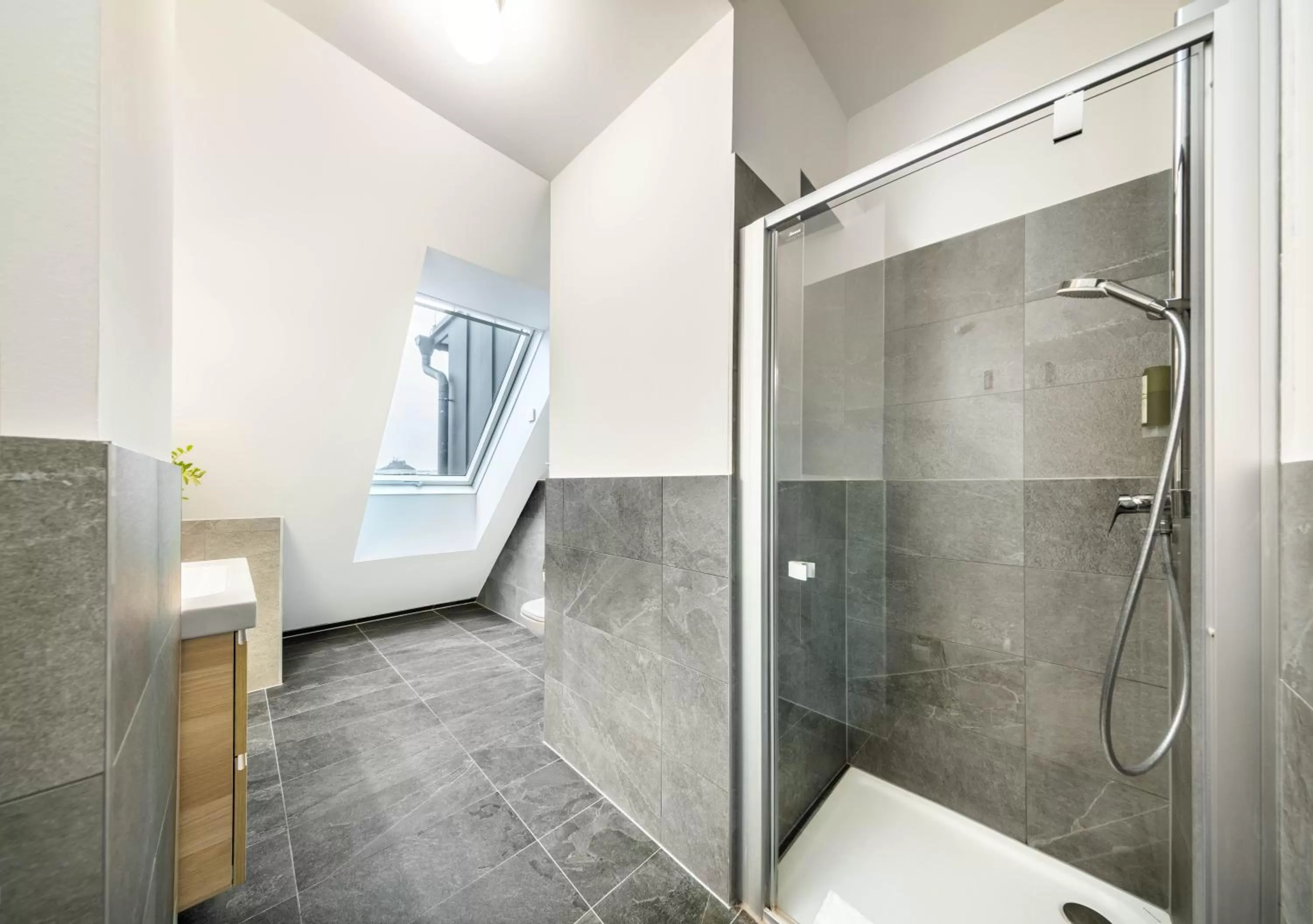 Shower in Jimmy's Apartments Lory