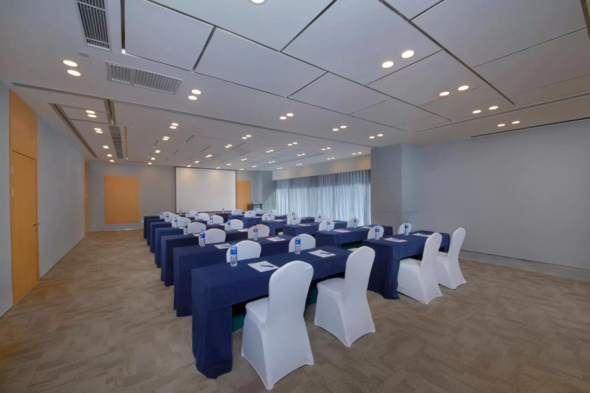 Meeting/conference room in Holiday Inn Express Zhengzhou Zhengdong by IHG