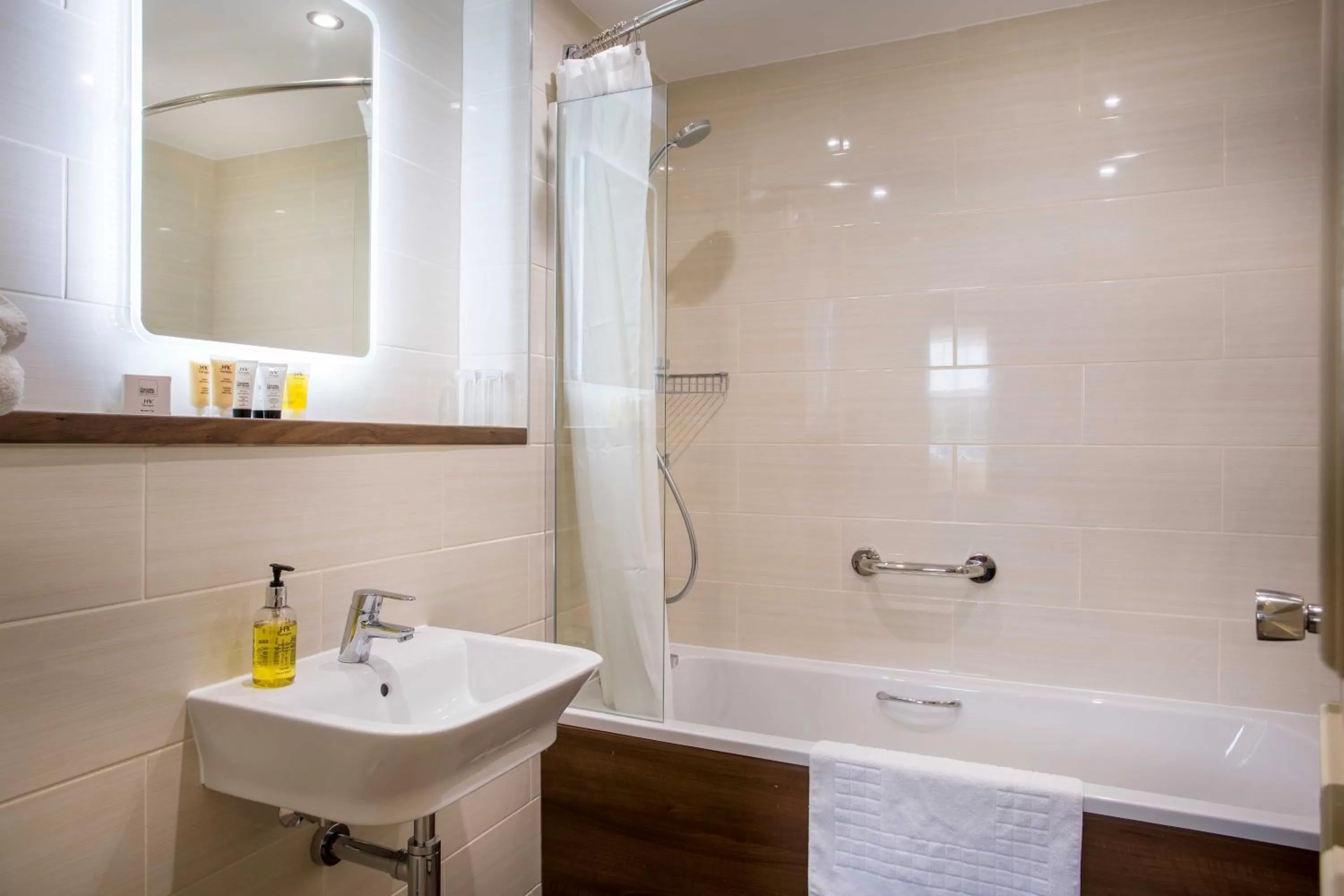 Bathroom in The Castle Hotel, Conwy, North Wales - The Coaching Inn Group