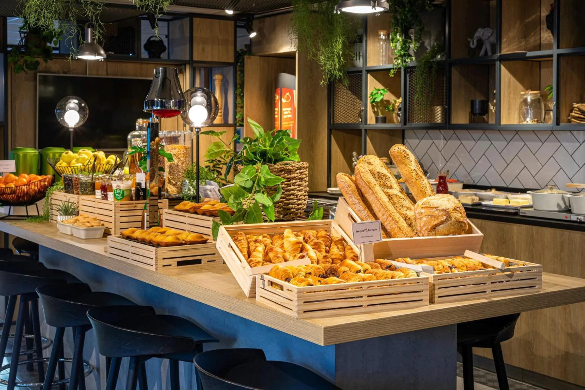 Restaurant/places to eat in ibis Nanterre La Défense