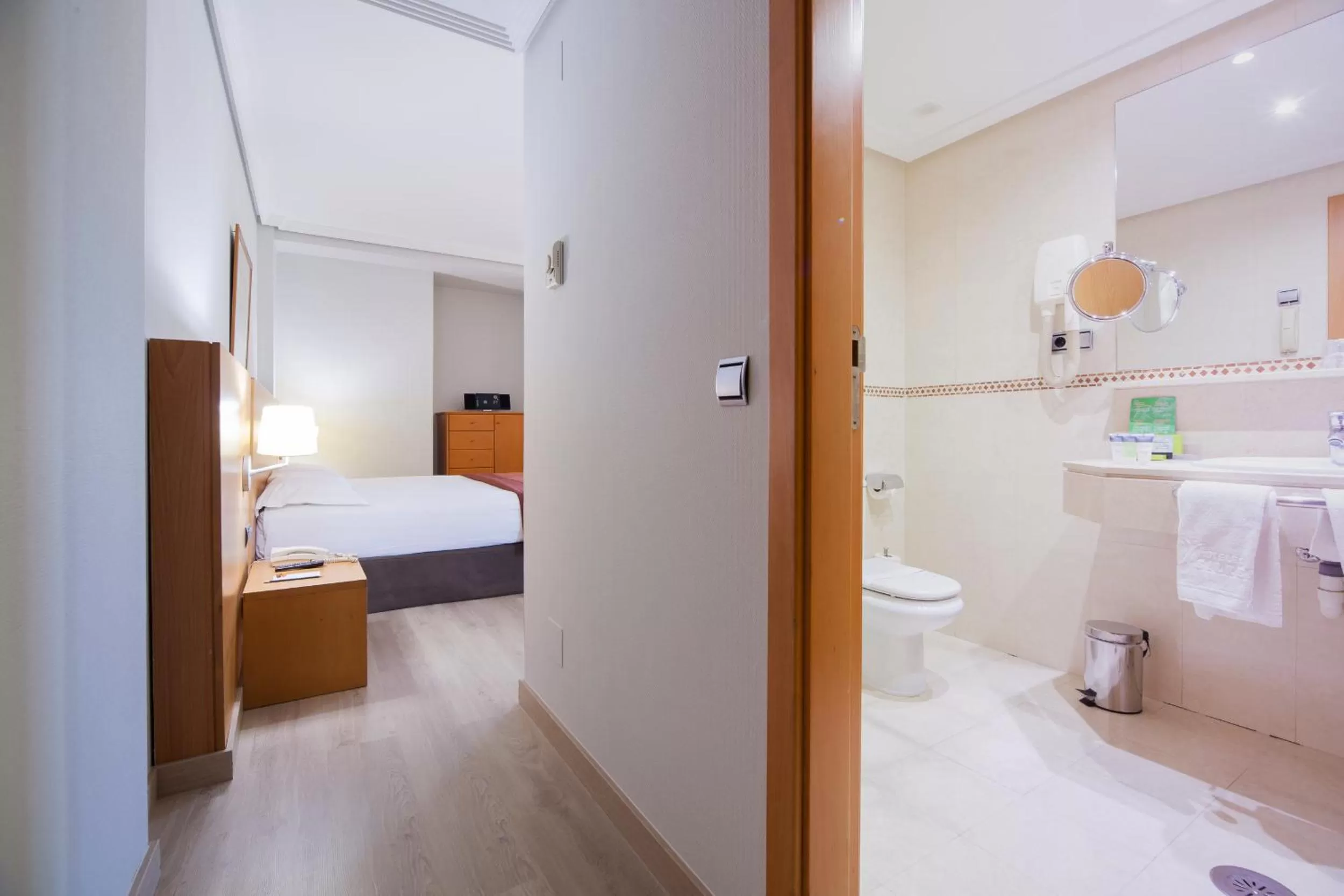 Photo of the whole room, Bed in Silken Luis de León