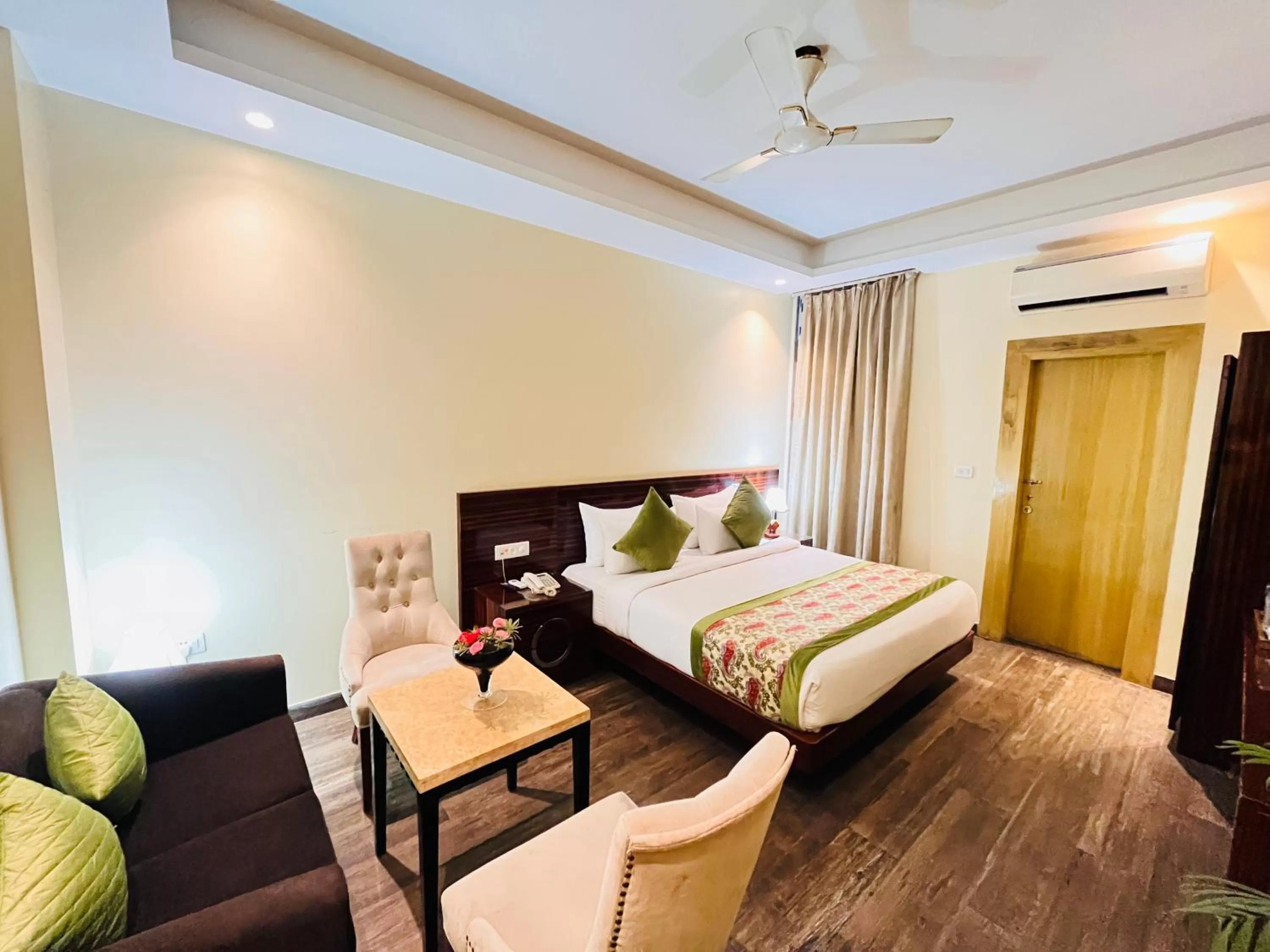 TV and multimedia, Bed in Hotel Banz near Delhi Airport