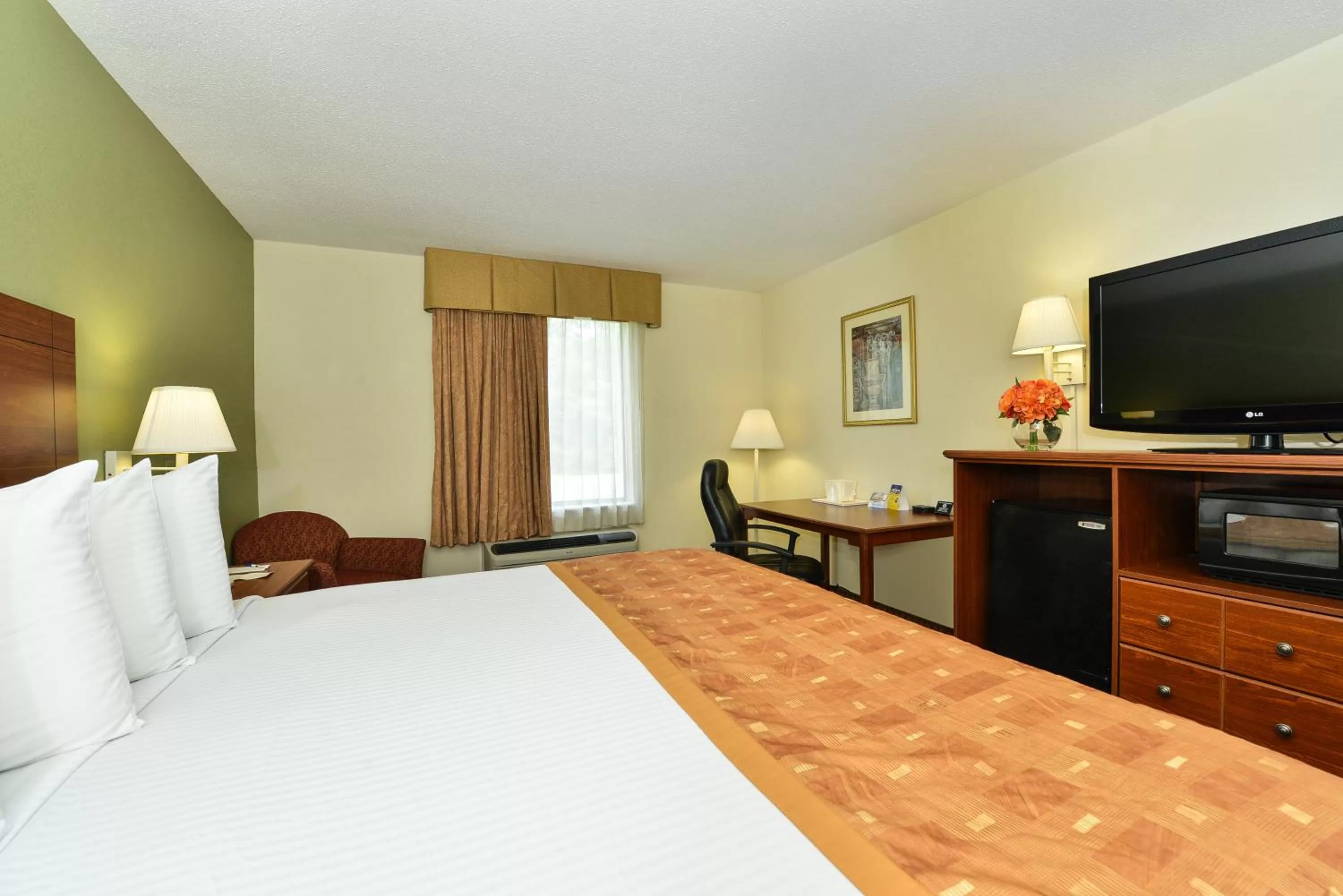 Bed in SureStay Plus Hotel by Best Western Wytheville