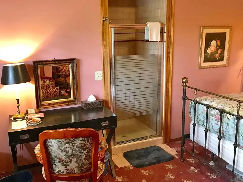 Bed in Cecil Bacon Manor