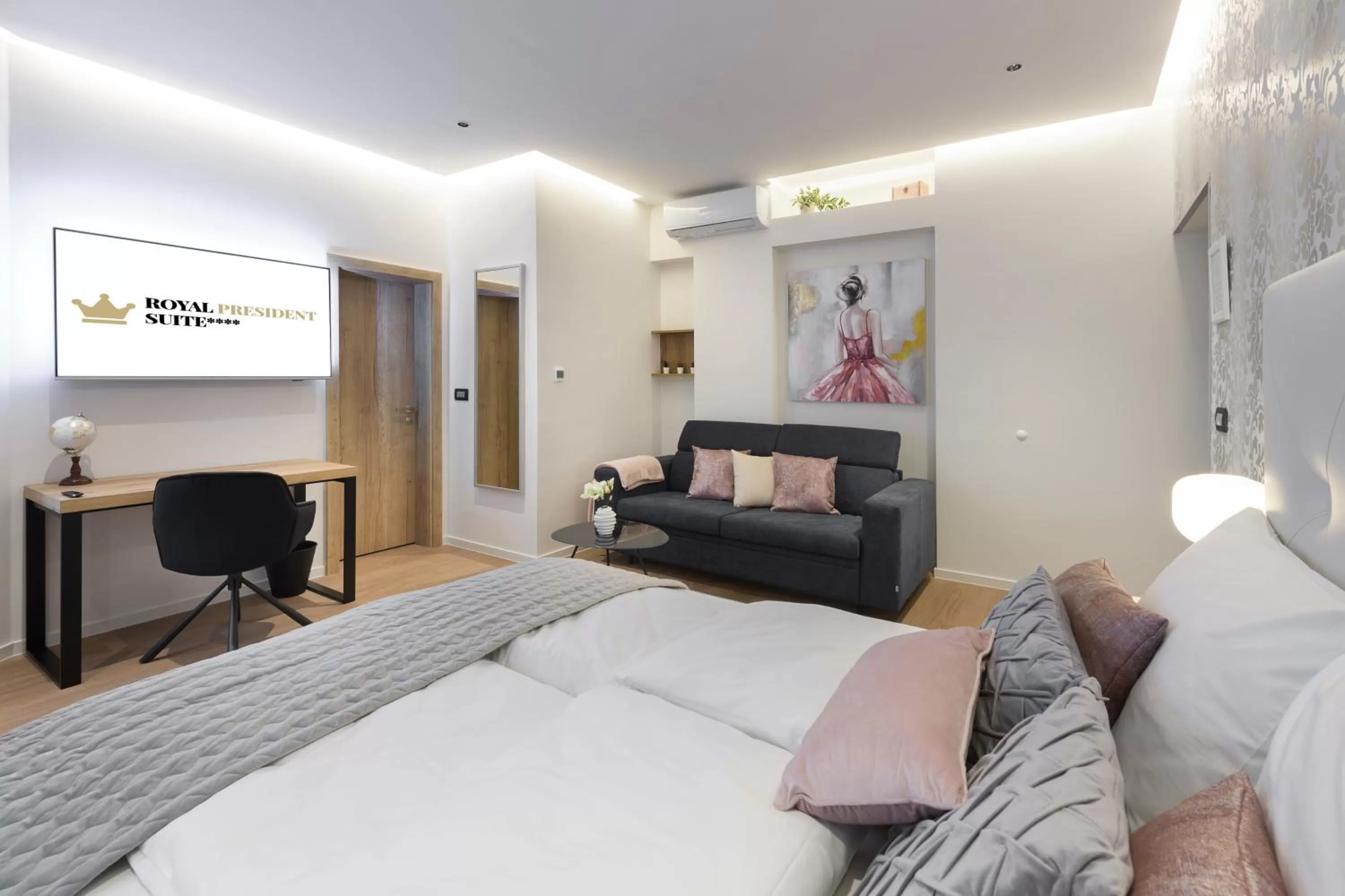 Photo of the whole room, Bed in ROYAL SUITE, Ljubljana