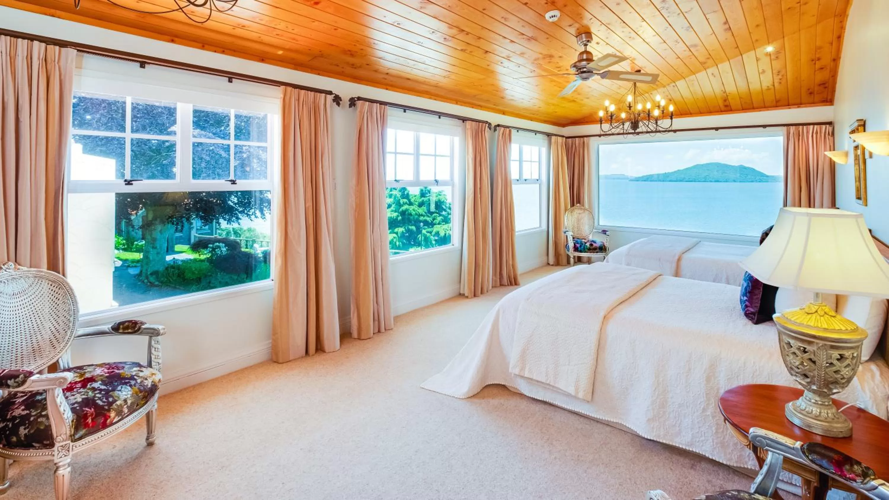 Photo of the whole room, Bed in On The Point - Lake Rotorua