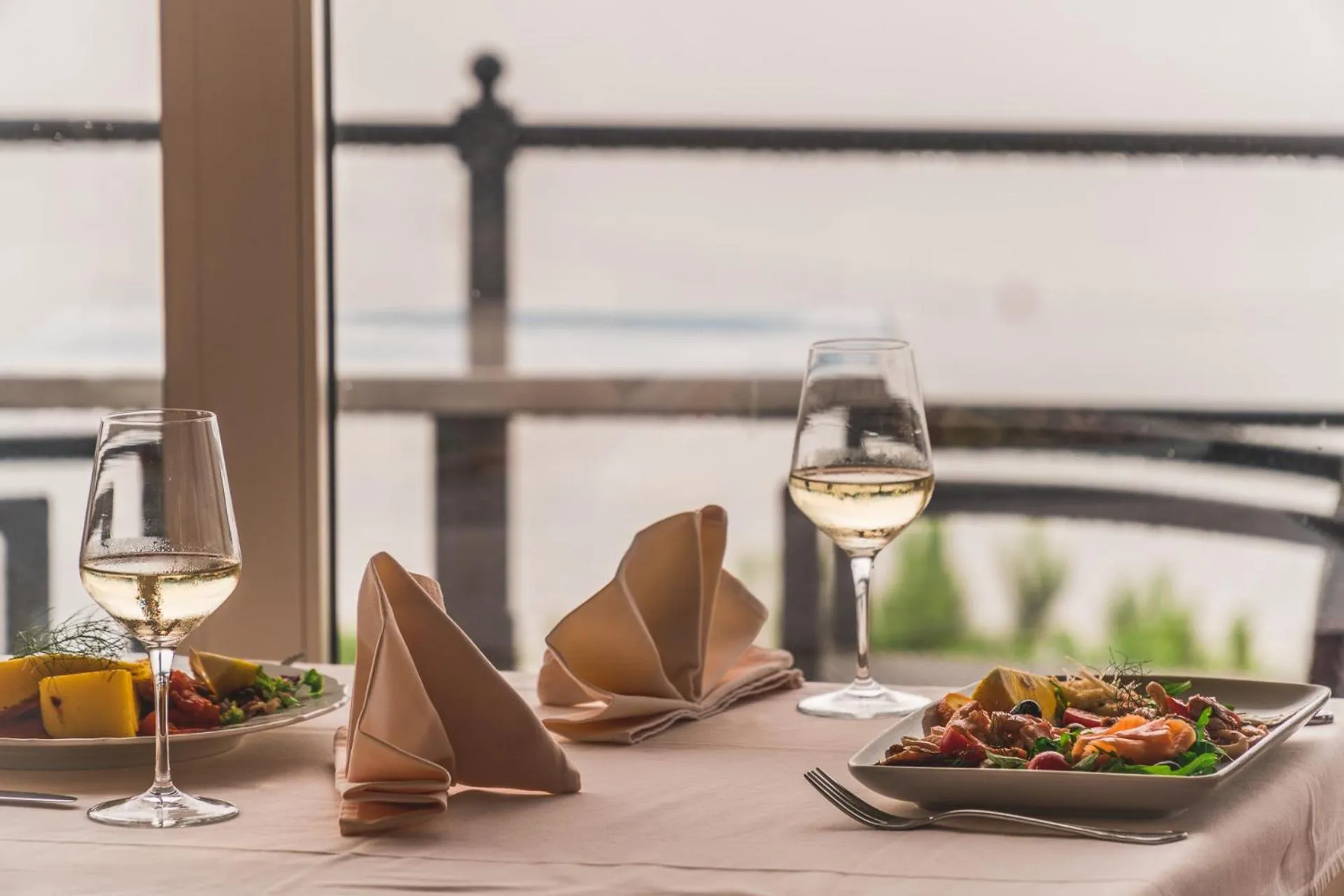 Restaurant/places to eat in Hotel Savoy