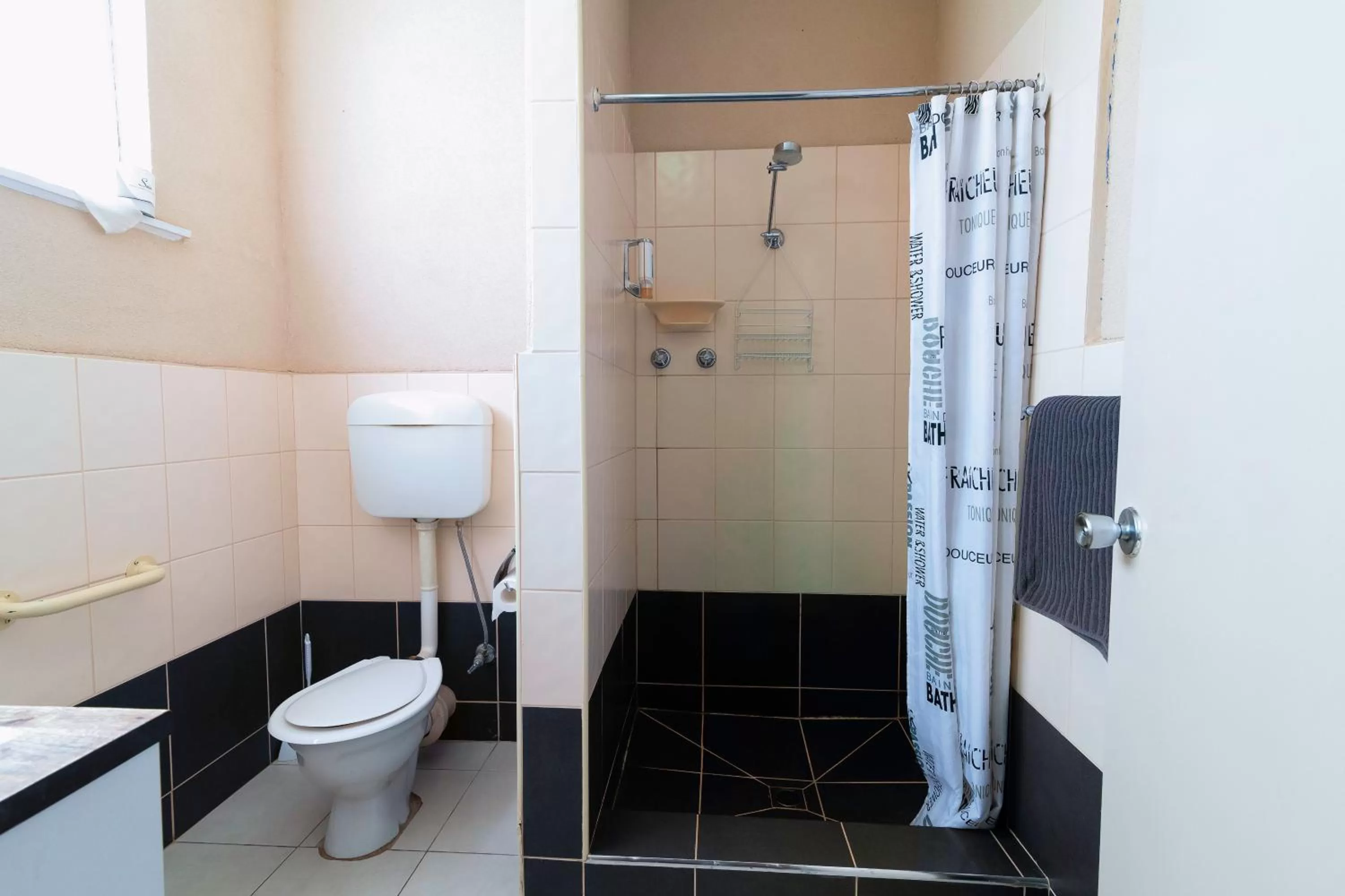 Shower in The Prince Mark Motel