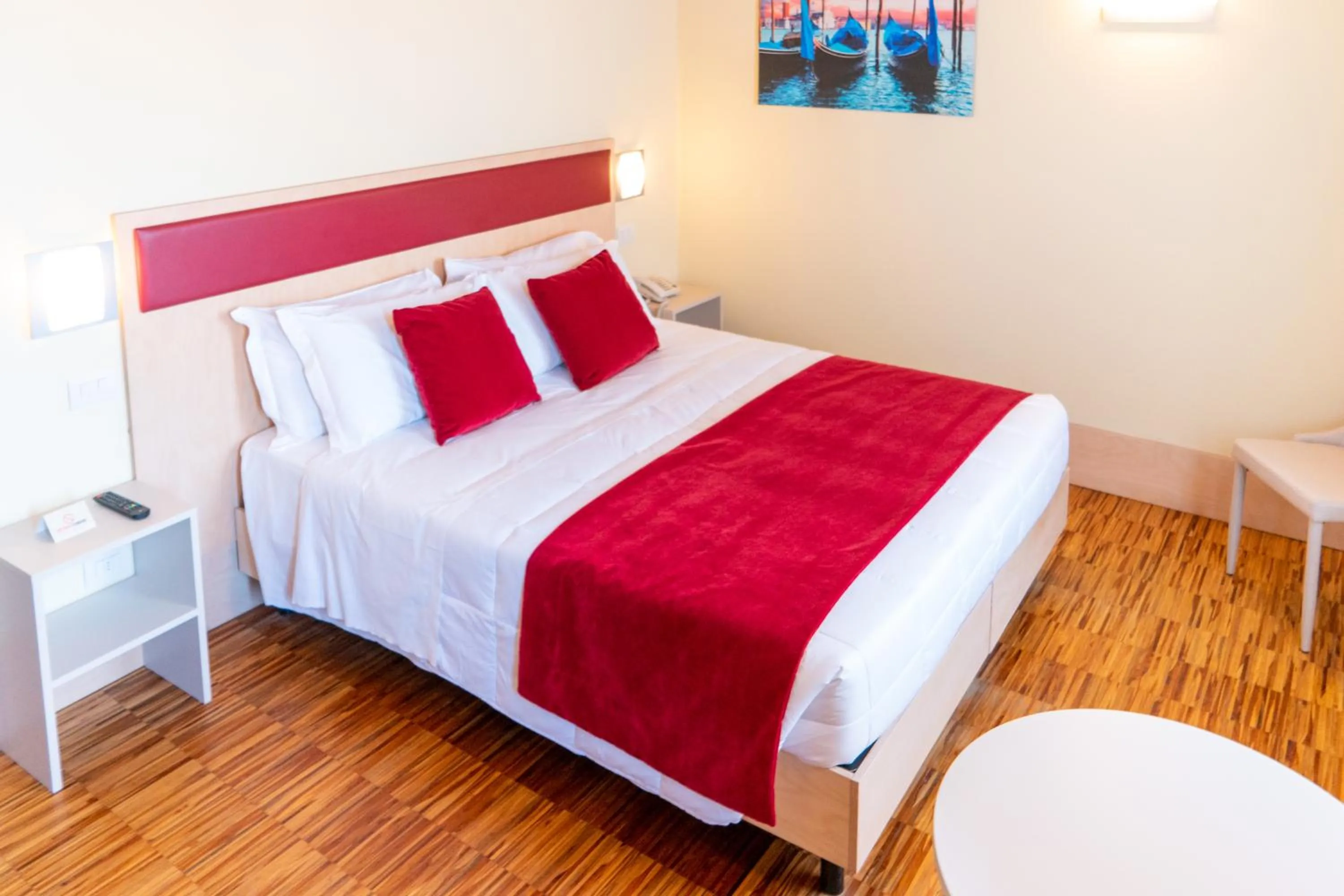 Bedroom, Bed in Hotel Autoespresso Venice - Atika & Atif