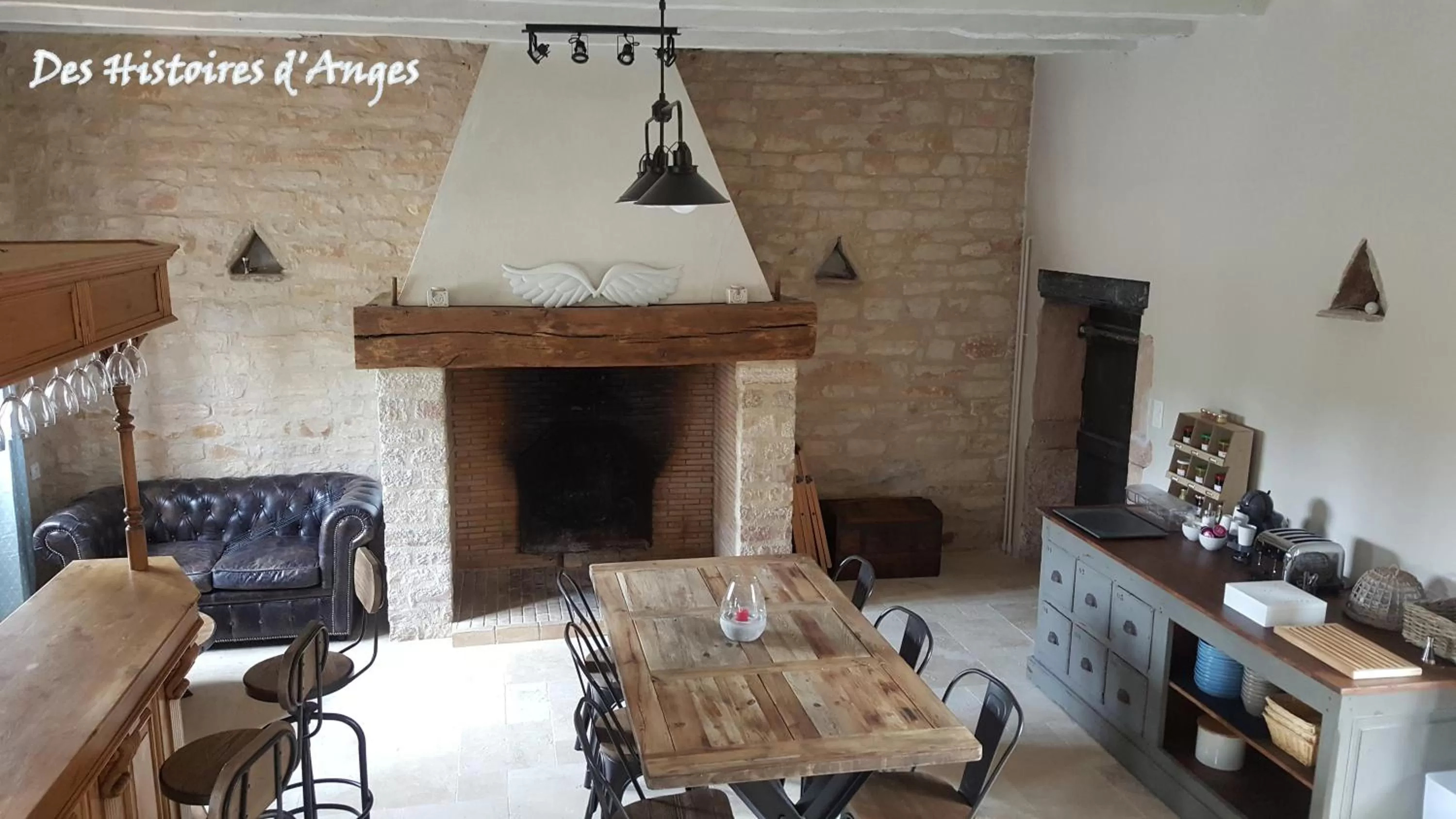 Restaurant/places to eat in B&B Des Histoires d'Anges - Côté Jardin - Accueil Vélo