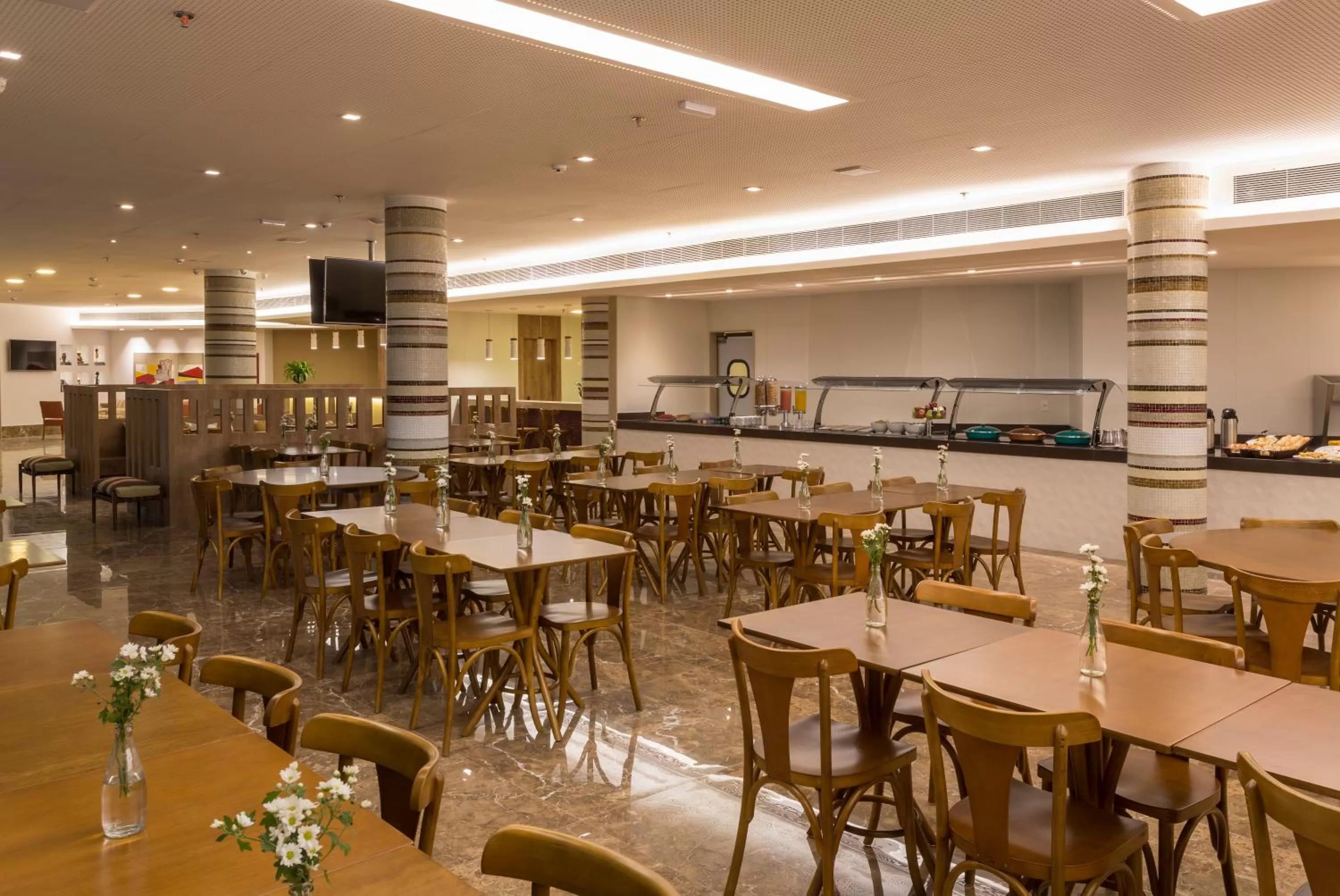 Restaurant/places to eat in Sleep Inn Praia do Canto