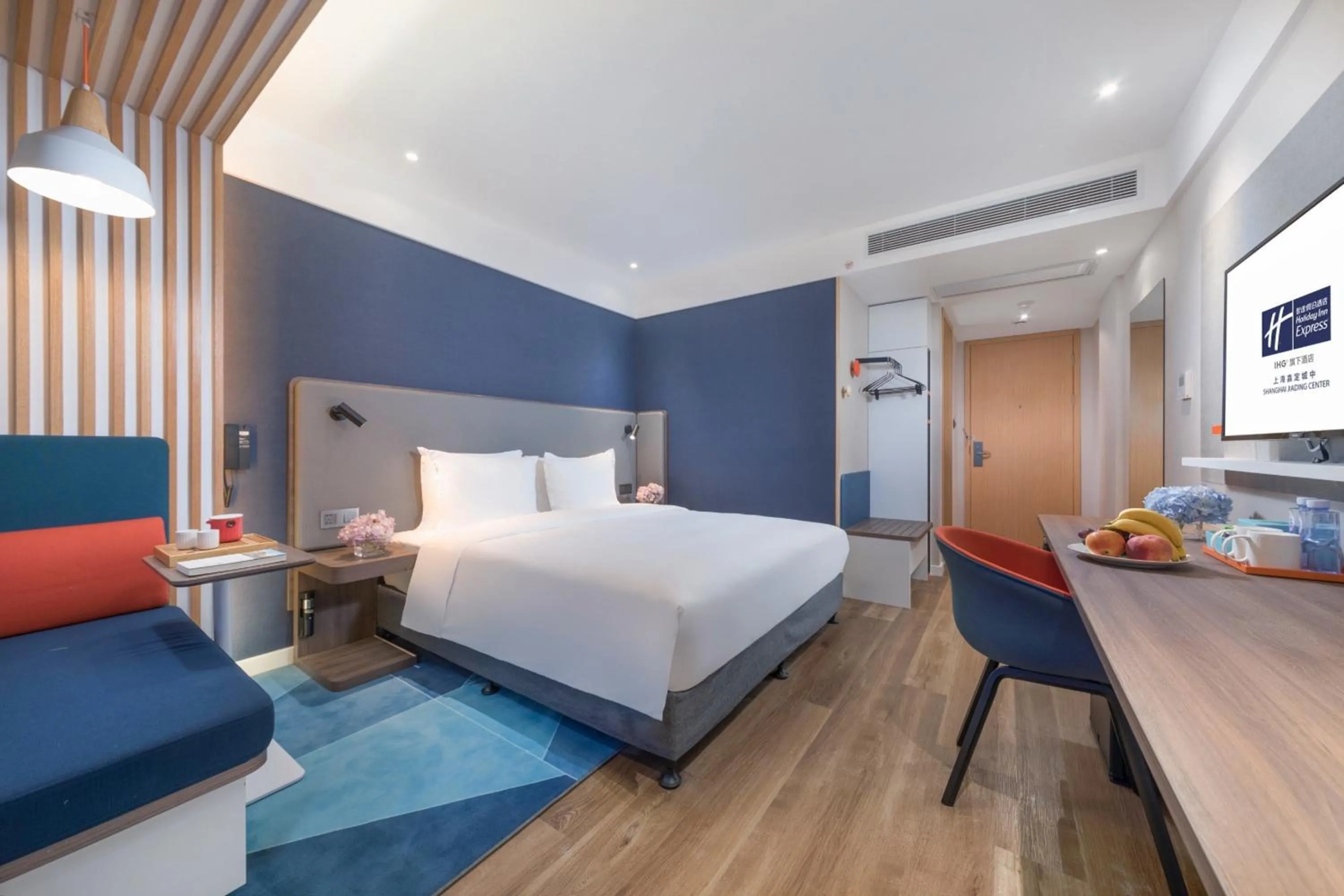 Photo of the whole room, Bed in Holiday Inn Express Shanghai Jiading Center by IHG
