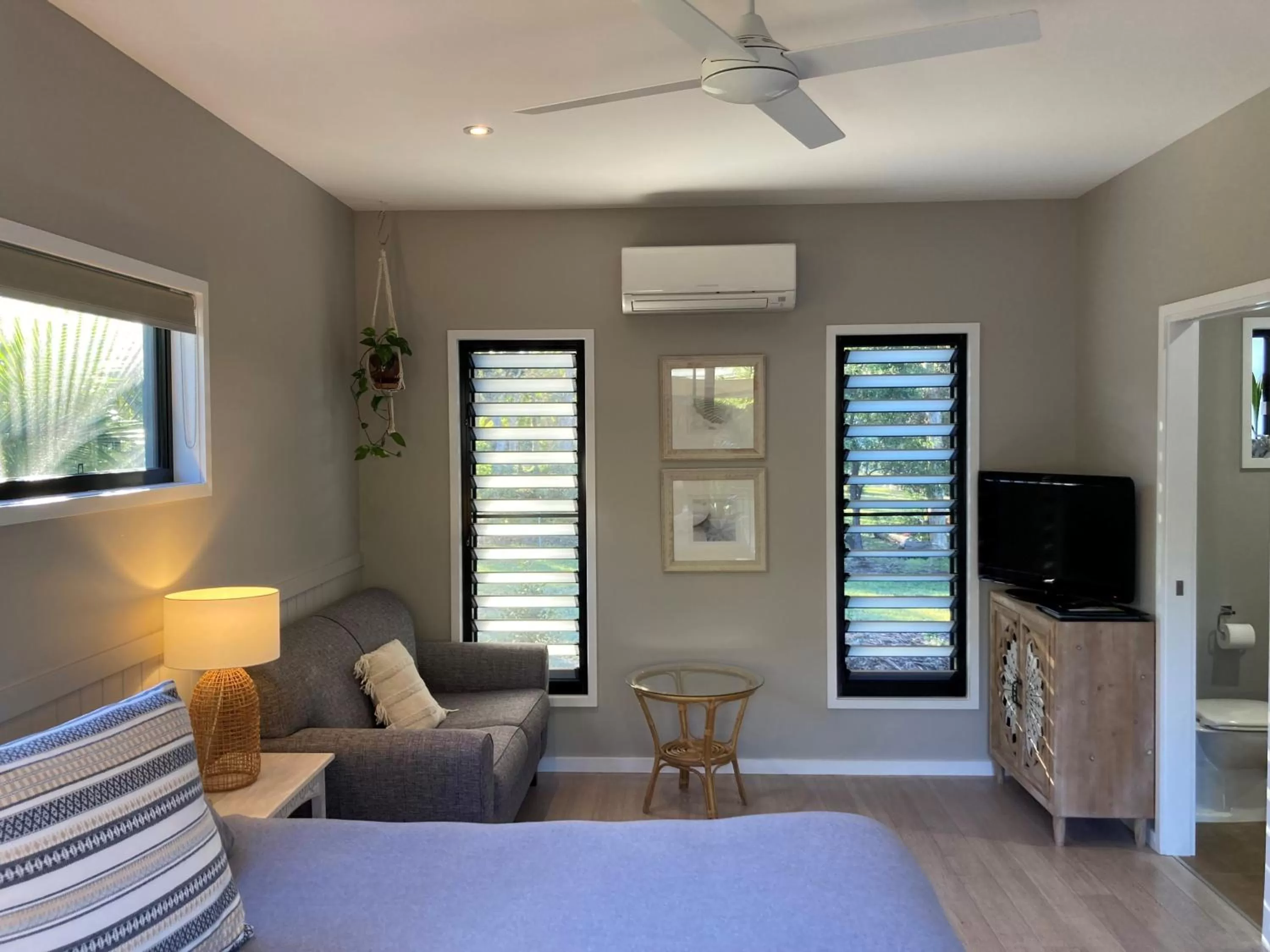 Photo of the whole room, Bed in Agnes Water Stays over18's