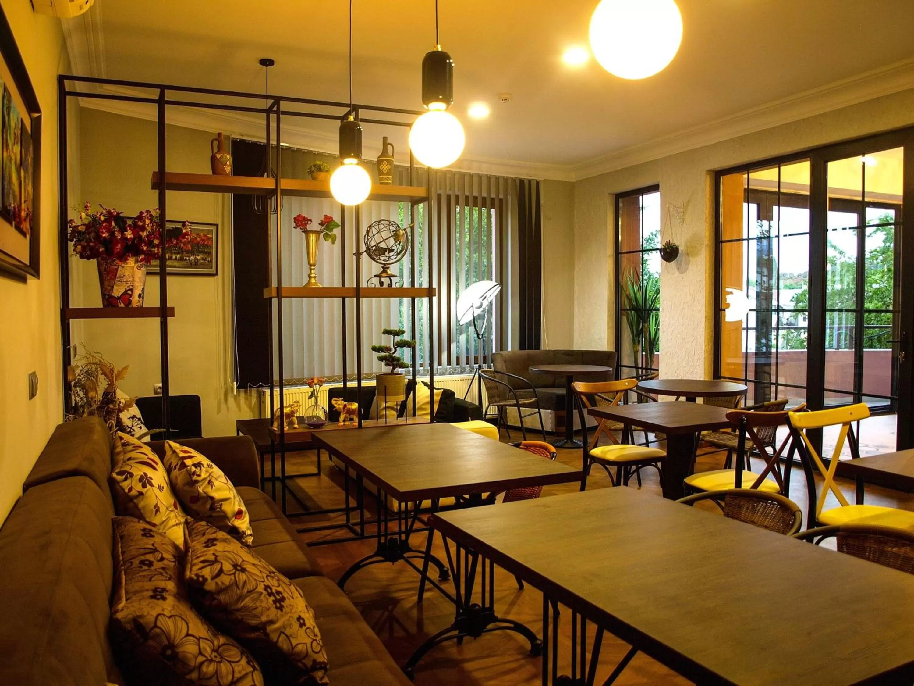 Restaurant/places to eat in Hotel Livin