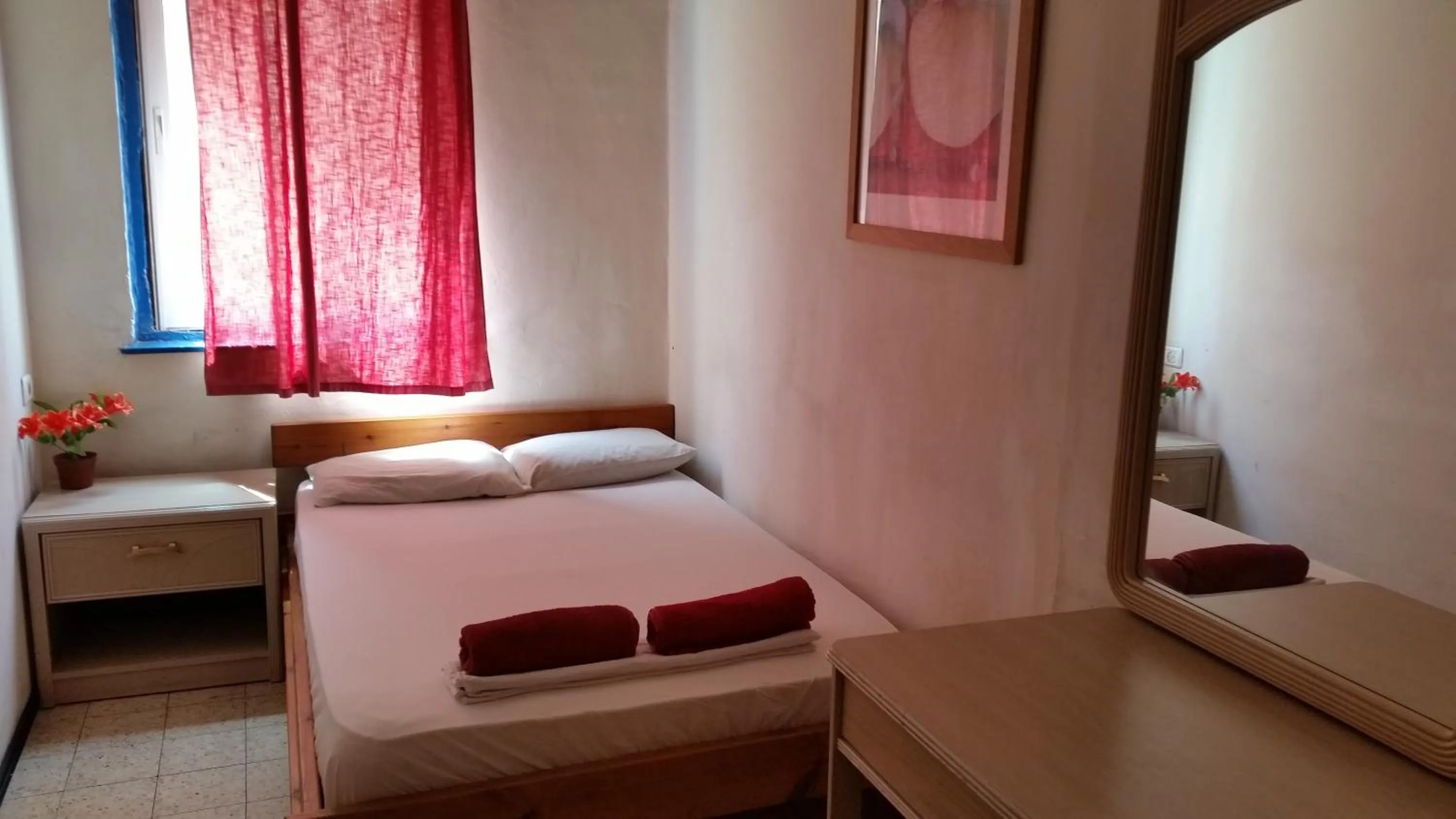 Economy Double or Twin Room with Shared Bathroom in Momo's Hostel