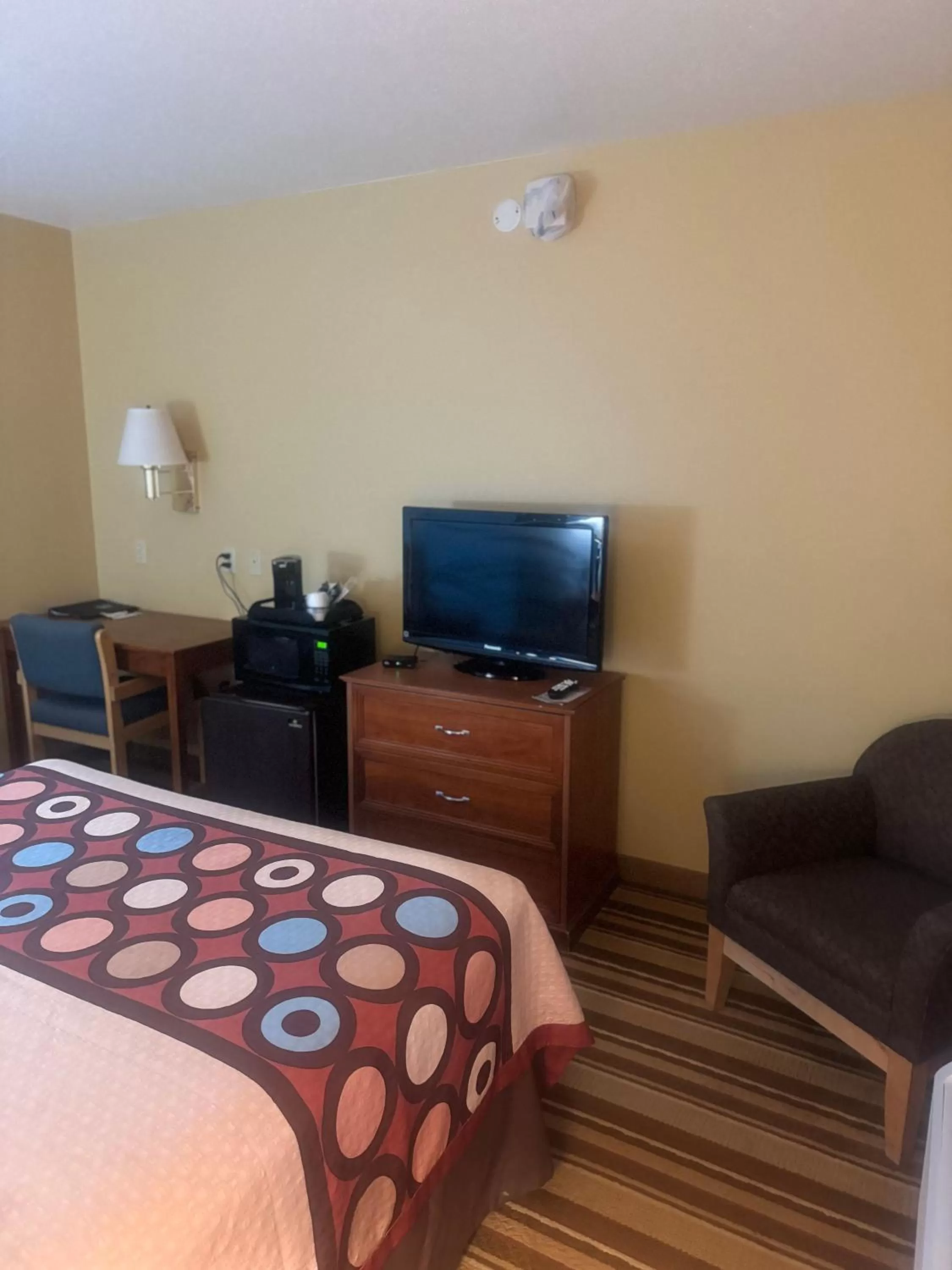 TV and multimedia, Bed in Super 8 by Wyndham Sparta