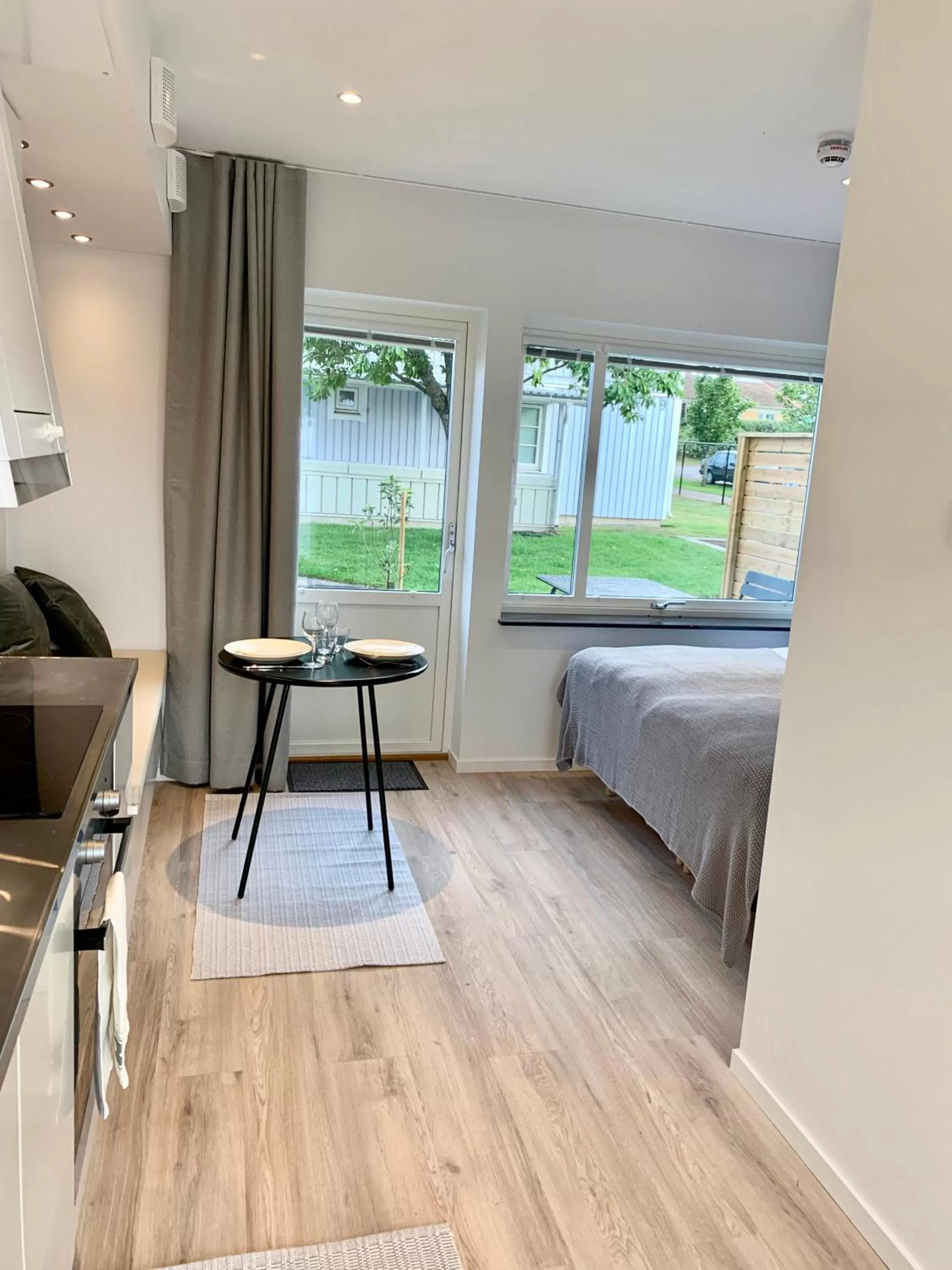 Dining area, Bed in Easy Livin' Apartment Hotel