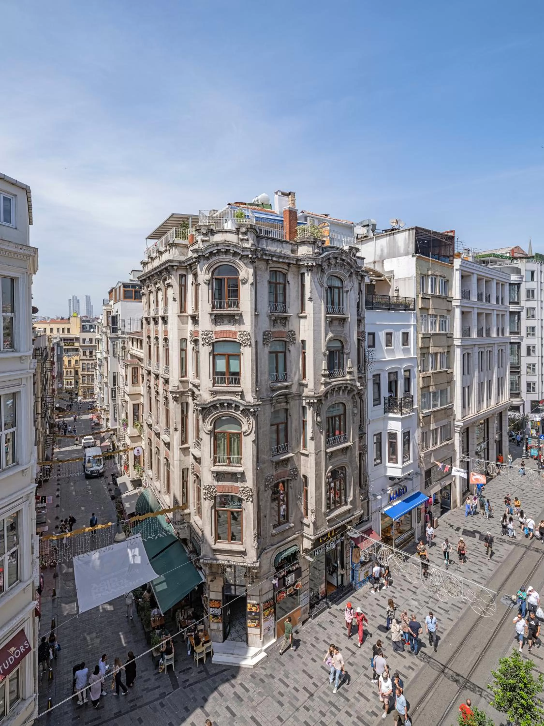 Property building in Ragip Pasha Apartments